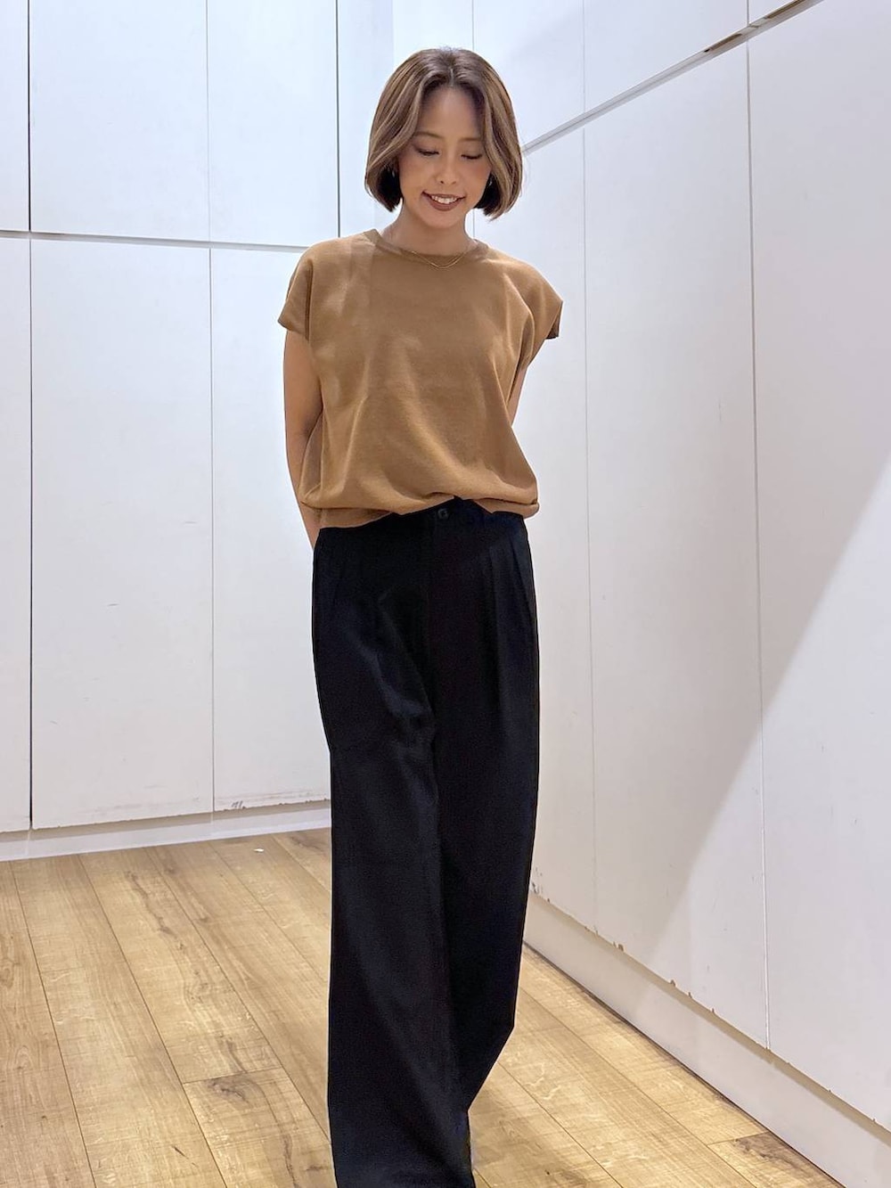 ブラック系のその他パンツ、ブラウン系のTシャツ/カットソー、ベージュ系のサンダルを着用したレディースの夏コーディネートの6枚目の写真