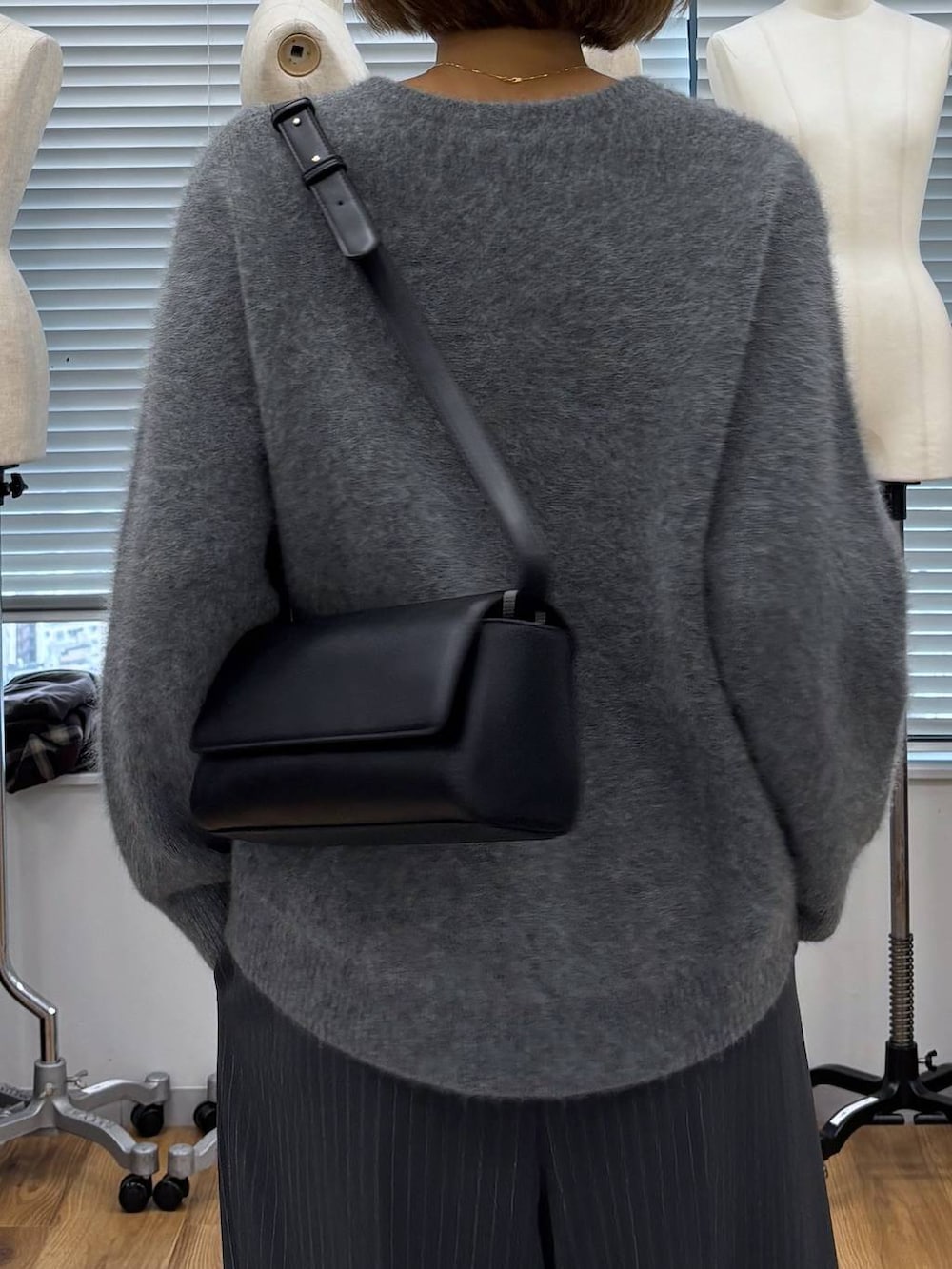 グレー系のその他パンツ、ブラック系のショルダーバッグ、ブラック系のローファーを着用したレディースの秋コーディネートの8枚目の写真