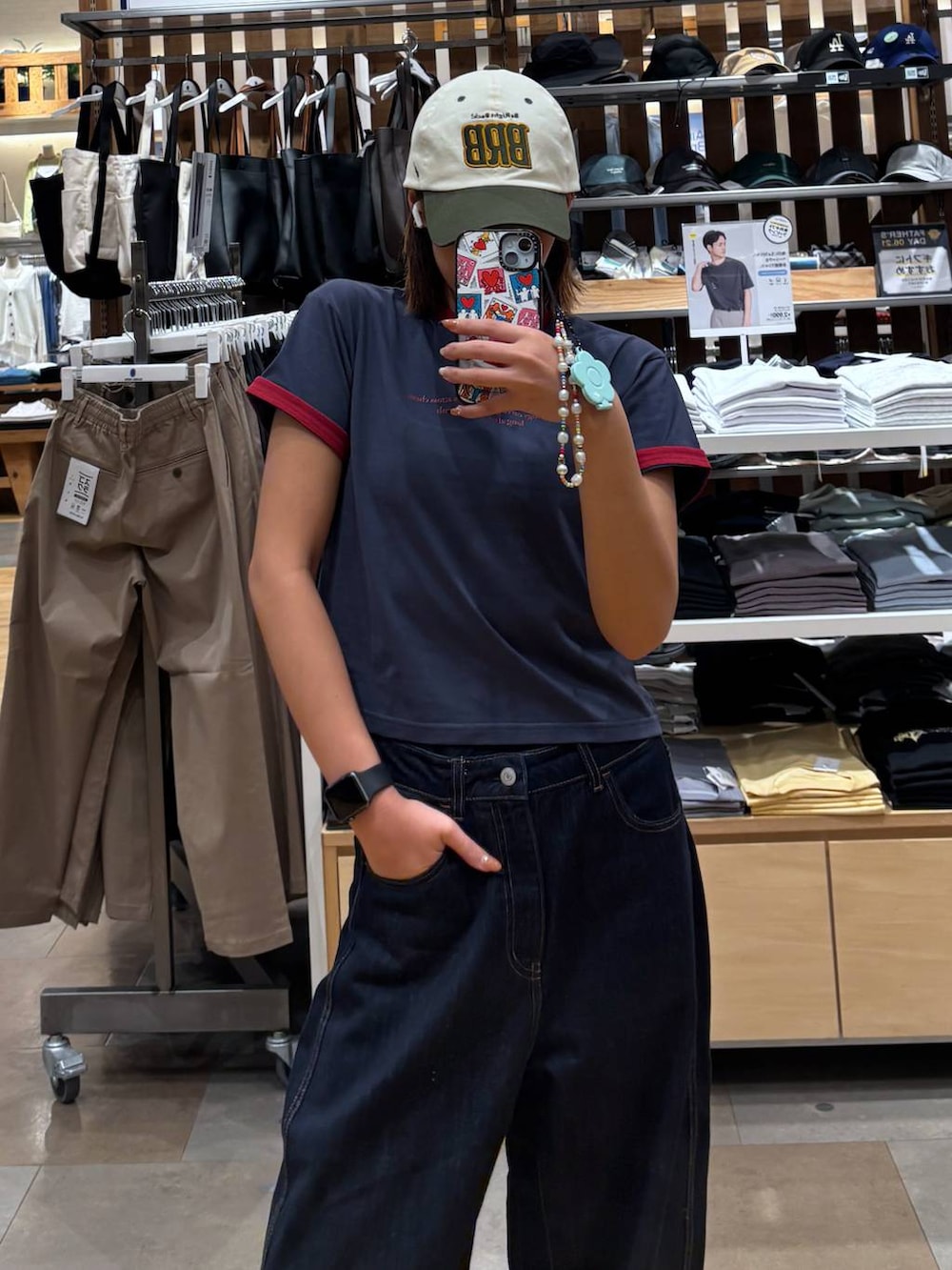 ブルー系のデニムパンツ、ブルー系のTシャツ/カットソーを着用したレディースの夏コーディネートの5枚目の写真