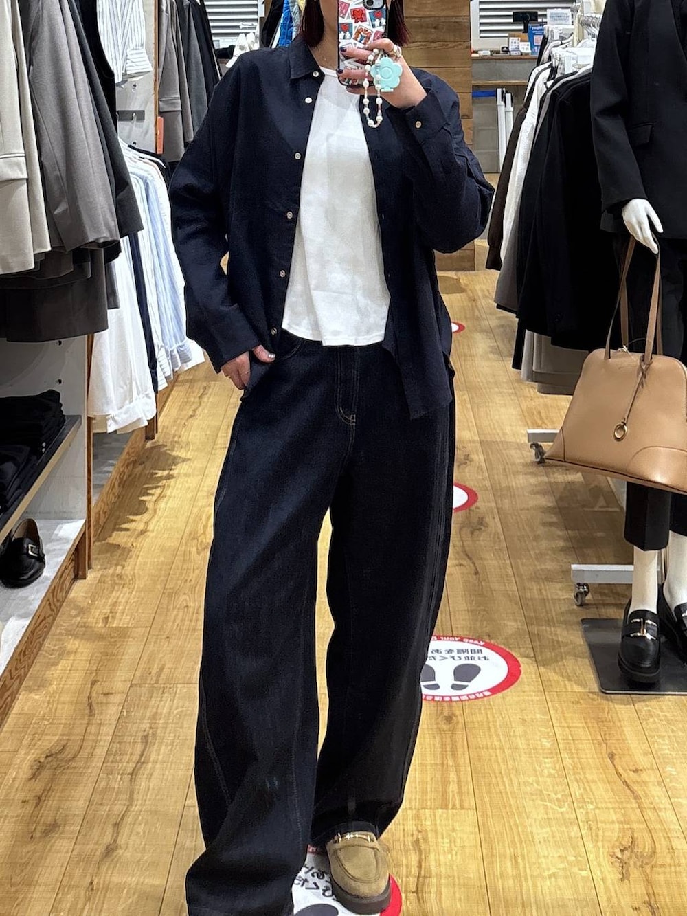 ベージュ系のローファー、ブルー系のデニムパンツ、ブルー系のシャツ/ブラウスを着用したレディースの春コーディネートの2枚目の写真