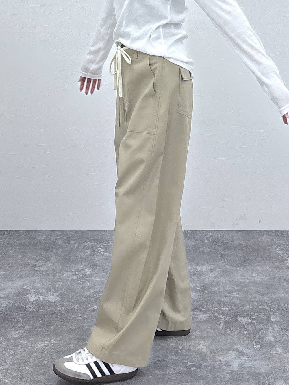 ベージュ系のその他パンツ、ホワイト系のTシャツ/カットソー、ゴールド系のネックレスを着用したレディースの春コーディネートの3枚目の写真