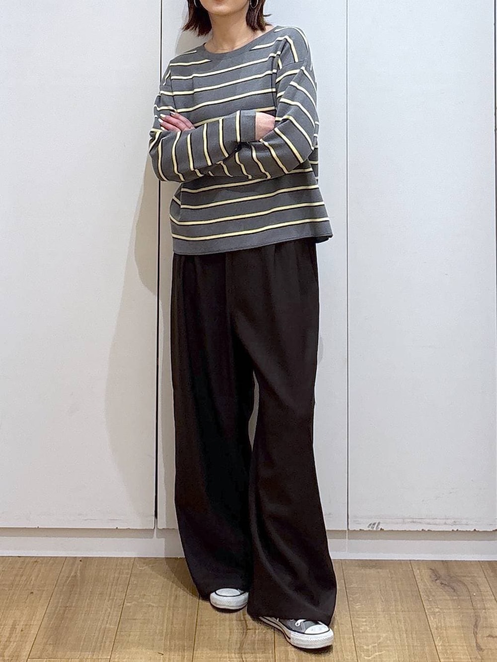 グレー系のニット/セーター、ブラウン系のその他パンツを着用したレディースの春コーディネートの3枚目の写真