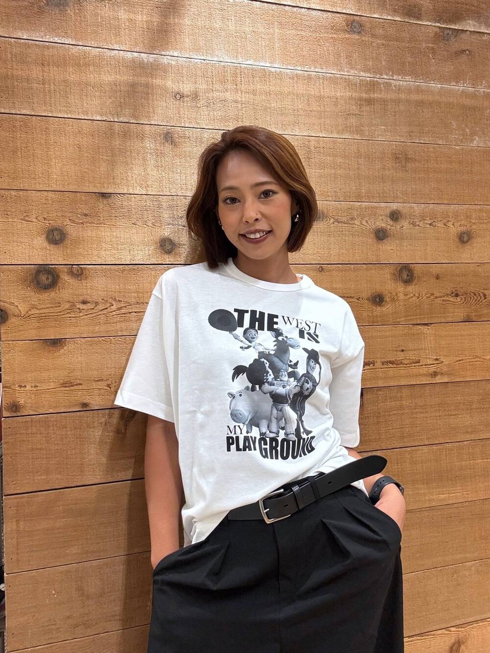 ブラック系のその他パンツ、ホワイト系のTシャツ/カットソーを着用したレディースの夏コーディネートの6枚目の写真