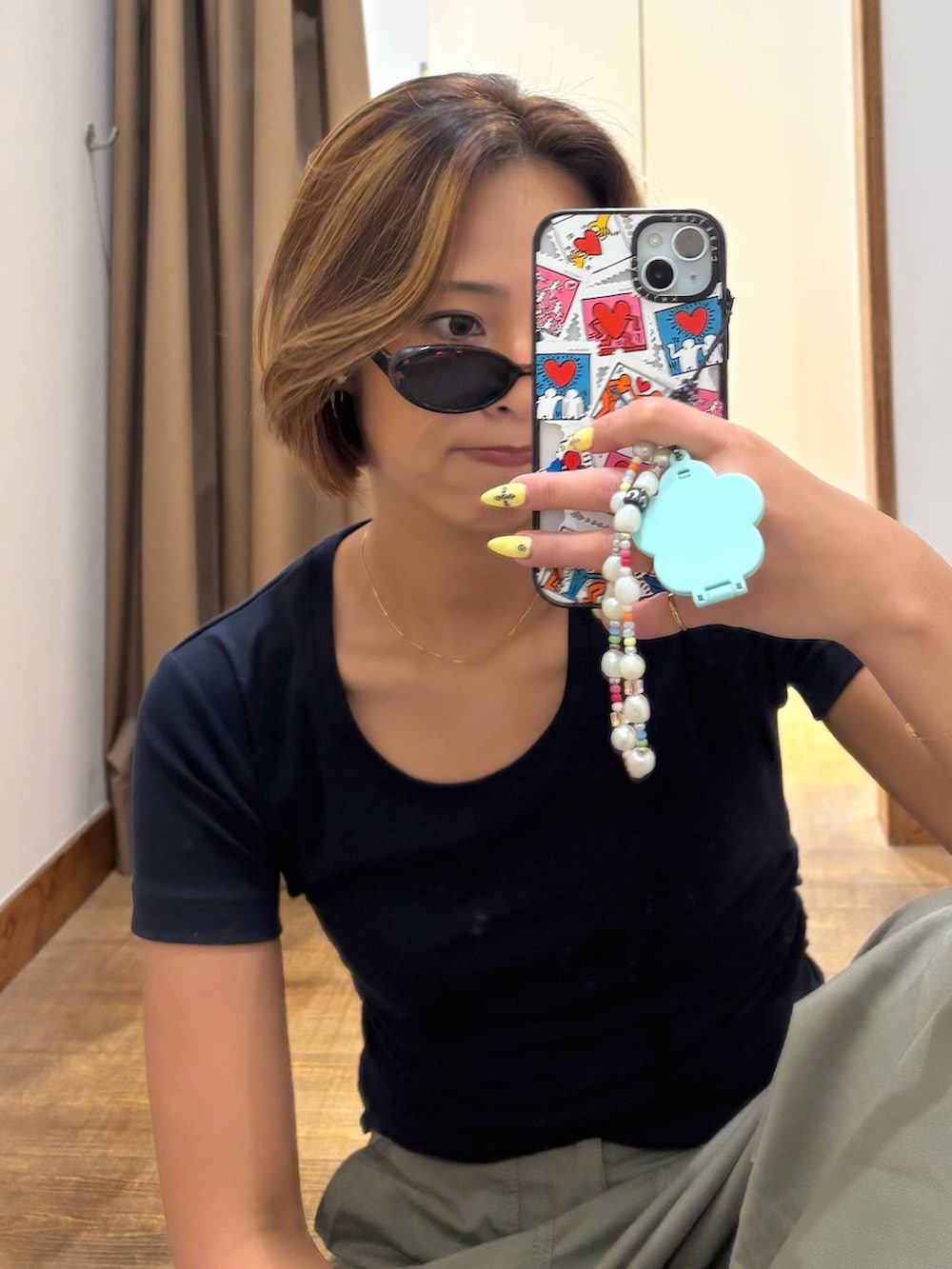 グリーン系のその他パンツ、ベージュ系のサンダルを着用したレディースの夏コーディネートの7枚目の写真