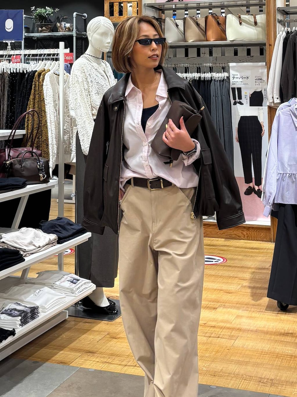 ピンク系のシャツ/ブラウス、ブラウン系のショルダーバッグ、ブラック系のキャミソールを着用したレディースの秋コーディネートの2枚目の写真