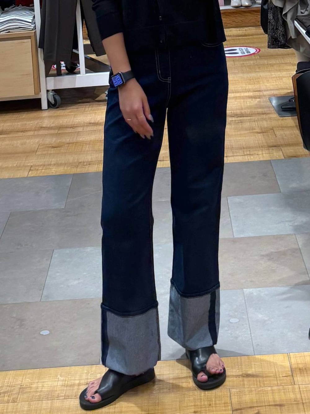 ブルー系のデニムパンツ、ブラック系のキャミソール、ブラック系のカーディガン/ボレロを着用したレディースの夏コーディネートの2枚目の写真