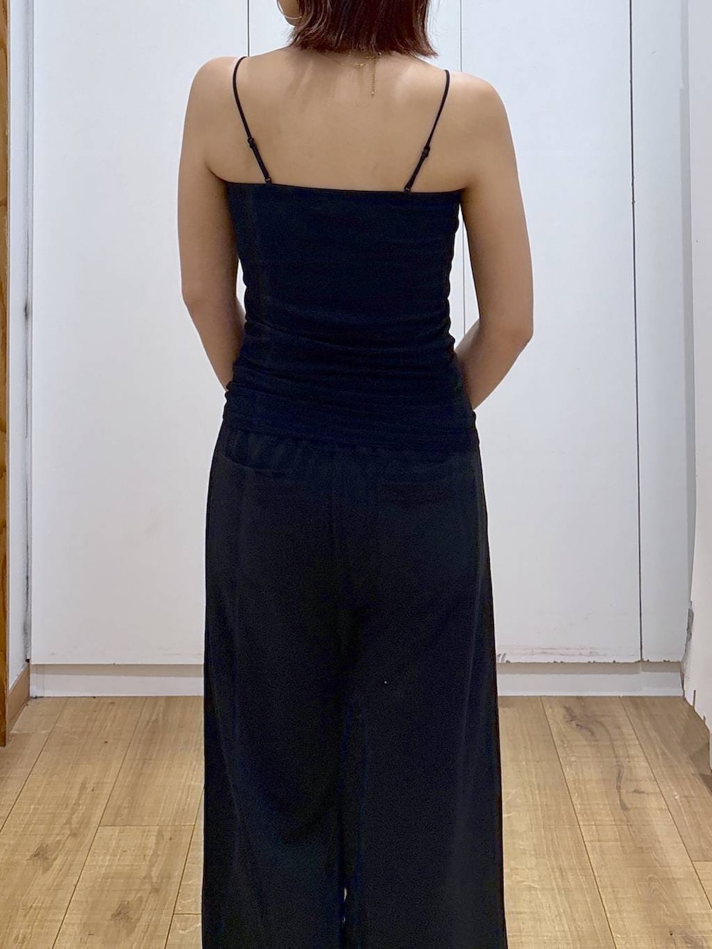 ブラック系のスウェットパンツ、ゴールド系のネックレスを着用したレディースの春コーディネートの4枚目の写真