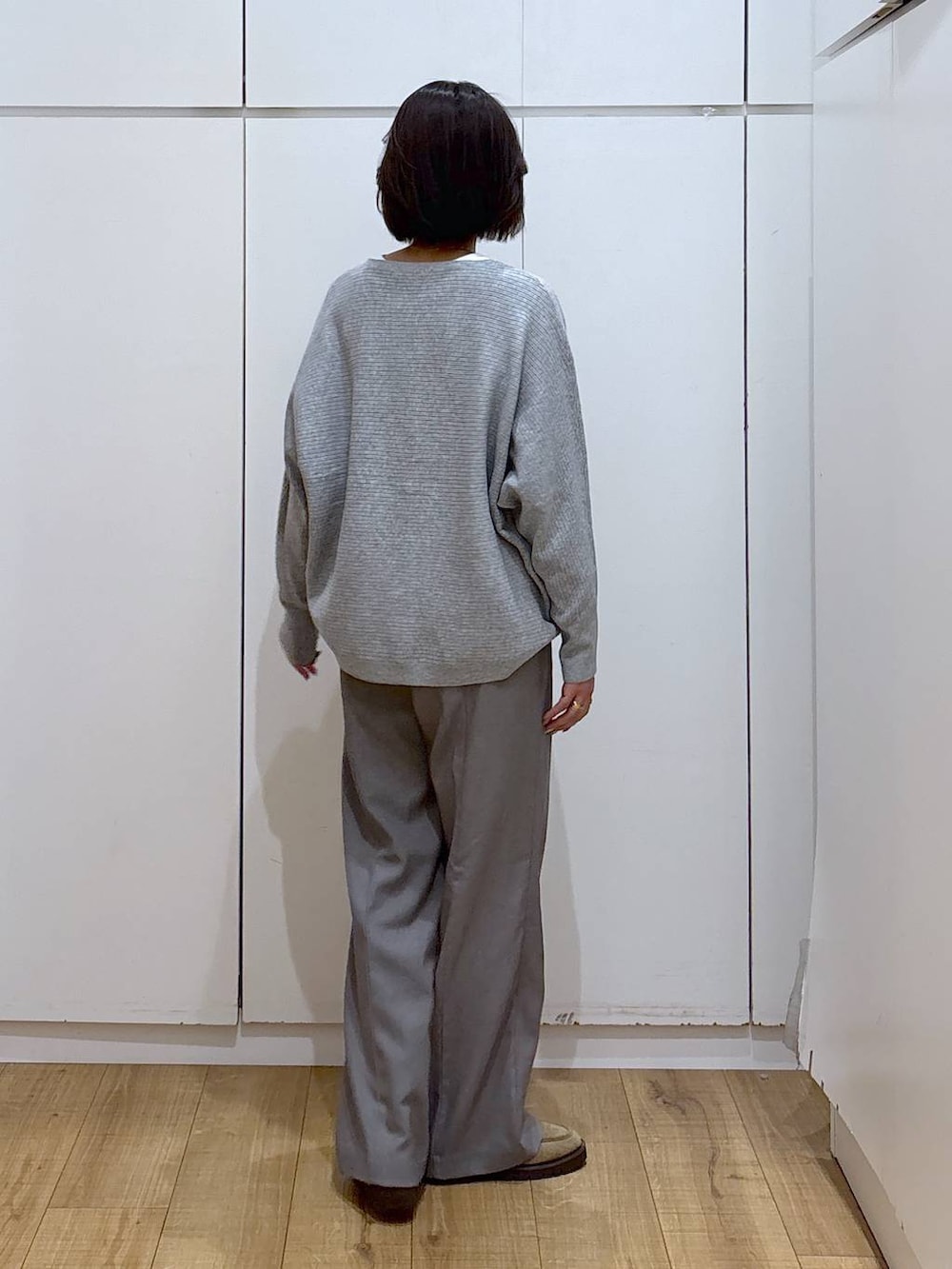 ベージュ系のローファー、グレー系のその他パンツ、ホワイト系のTシャツ/カットソーを着用したレディースの秋コーディネートの5枚目の写真