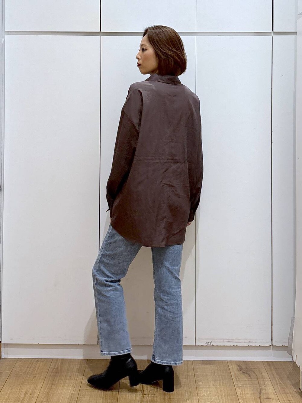 ブルー系のデニムパンツ、ブラウン系のシャツ/ブラウスを着用したレディースの秋コーディネートの2枚目の写真