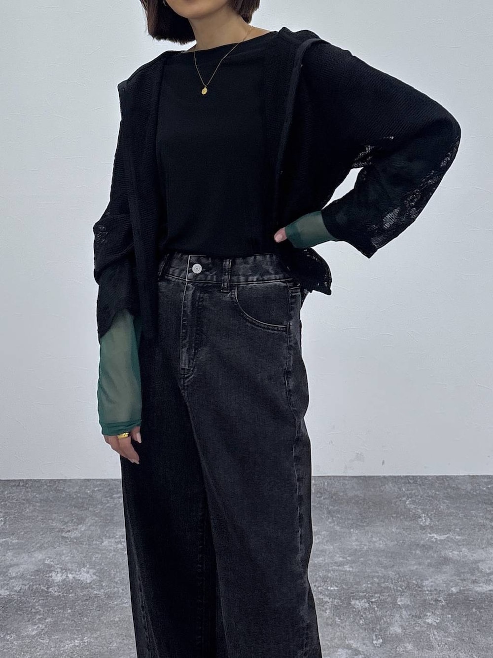 ブラック系のローファー、ブラック系のパーカー、ゴールド系のネックレスを着用したレディースの春コーディネートの6枚目の写真