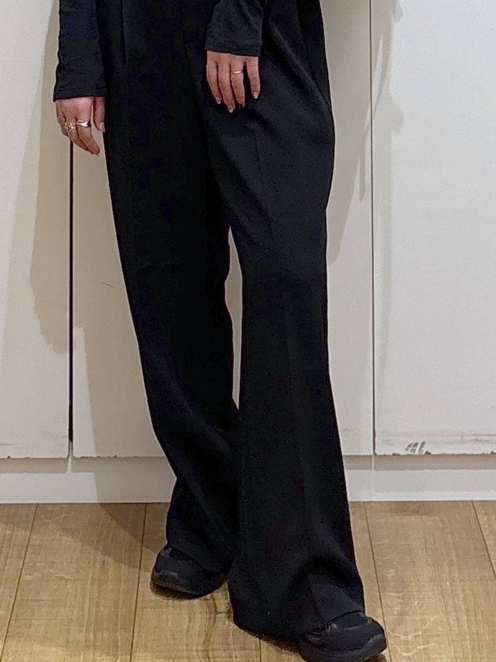 ブラック系のTシャツ/カットソー、ブラック系のその他パンツ、ブラック系のベストを着用したレディースの春コーディネートの2枚目の写真