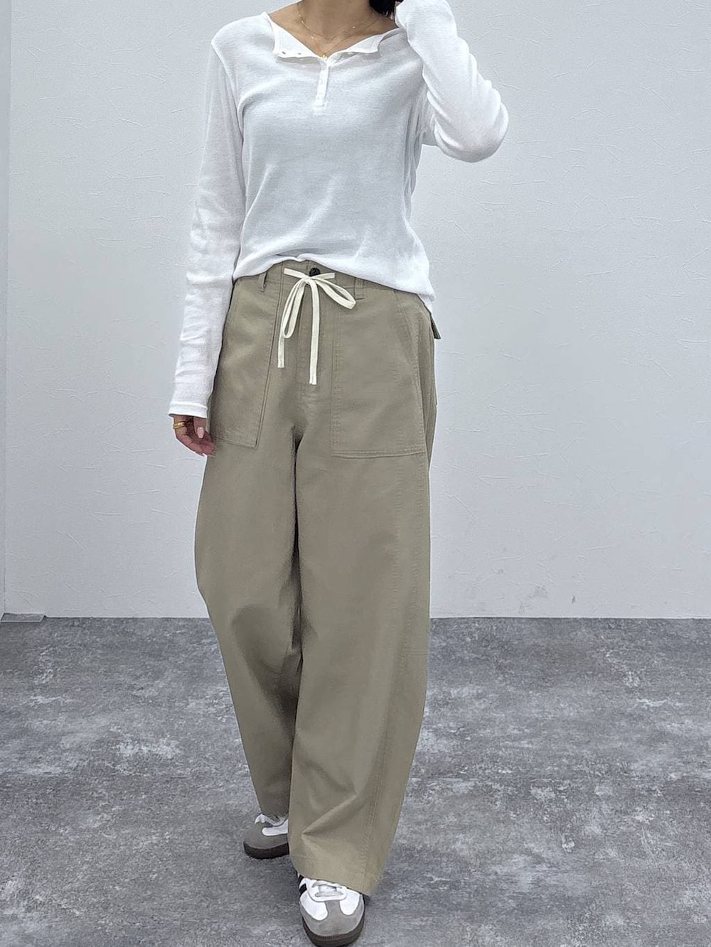 ベージュ系のその他パンツ、ホワイト系のTシャツ/カットソー、ゴールド系のネックレスを着用したレディースの春コーディネートの4枚目の写真