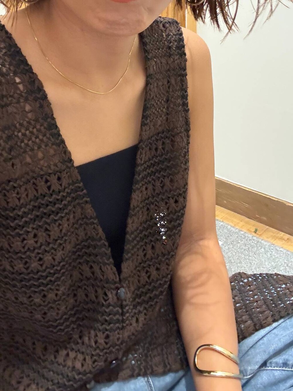 ブラック系のキャミソール、ブルー系のデニムパンツ、ブラウン系のワンピースを着用したレディースの夏コーディネートの9枚目の写真