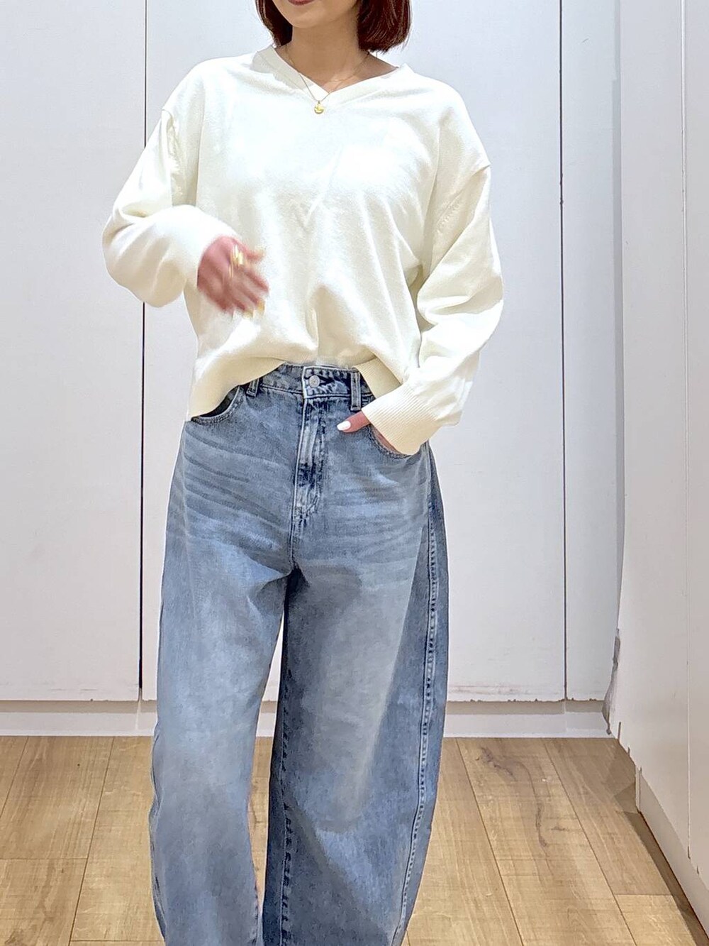 その他のショルダーバッグ、ブルー系のデニムパンツ、ベージュ系のステンカラーコートを着用したレディースの春コーディネートの5枚目の写真