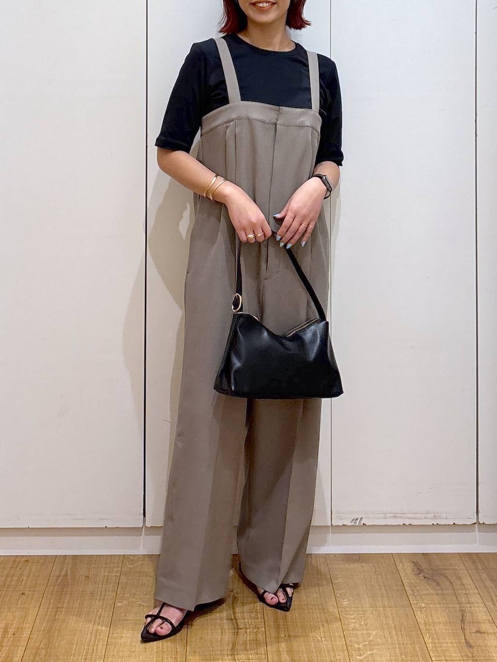 「体型カバー、高見え、高身長、ママコーデ、骨格ストレート、GLOBAL WORK、着痩せ・細見え」｜「A part byのクロスフラットサンダル（サンダル、ブラック系）」を使った、ココさん（レディース・165cm）の春コーディネートの5枚目の写真