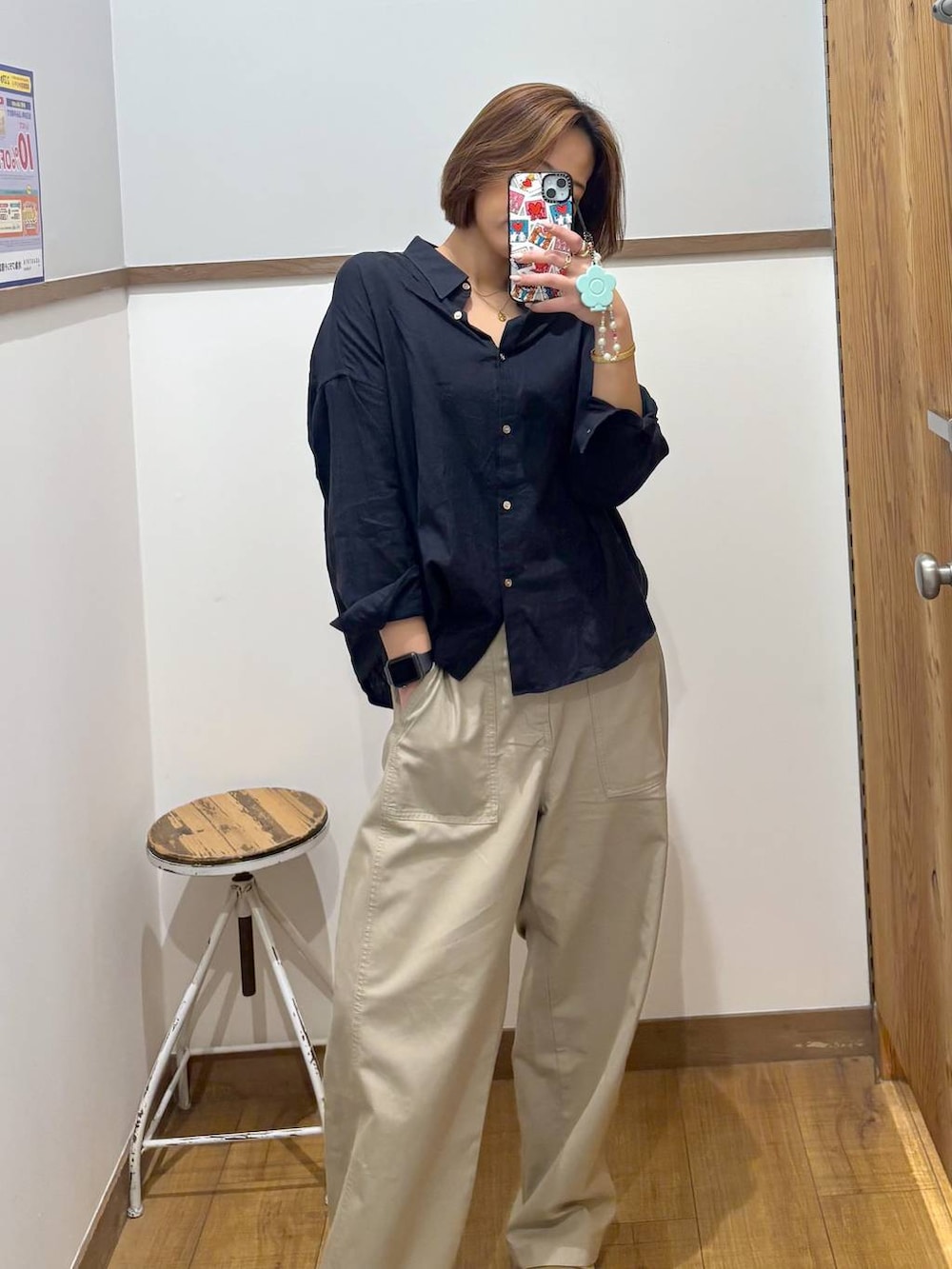 ブルー系のシャツ/ブラウス、ブラック系のキャミソール、ベージュ系のその他パンツを着用したレディースの春コーディネートの4枚目の写真