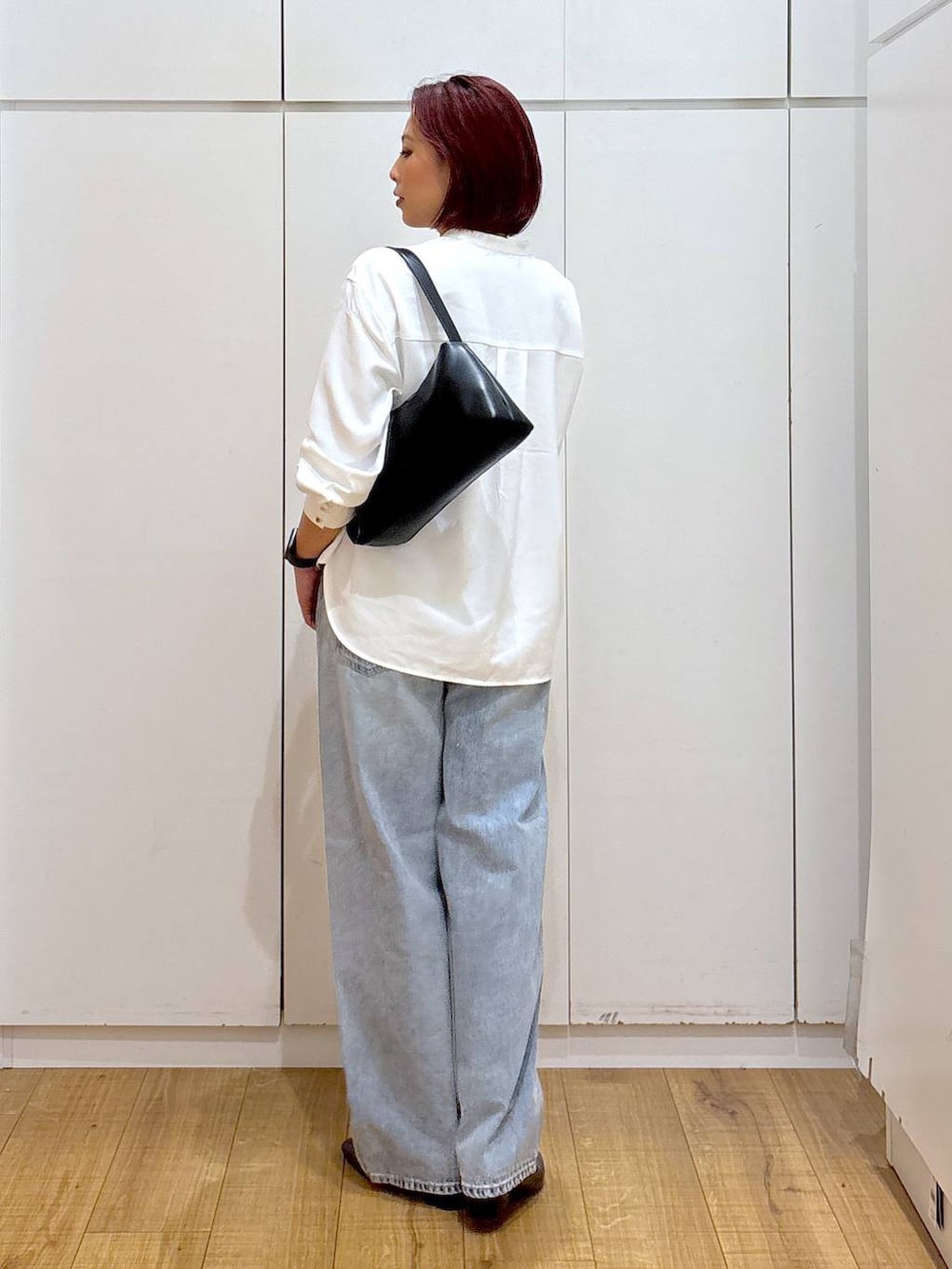 「体型カバー、高見え、高身長、ママコーデ、骨格ストレート、GLOBAL WORK、着痩せ・細見え」|「GLOBAL WORKのGOODデニムバギーパンツ/118365(デニムパンツ、ブルー系)」を使った、ココさん(レディース・165cm)の春コーディネートの2枚目の写真