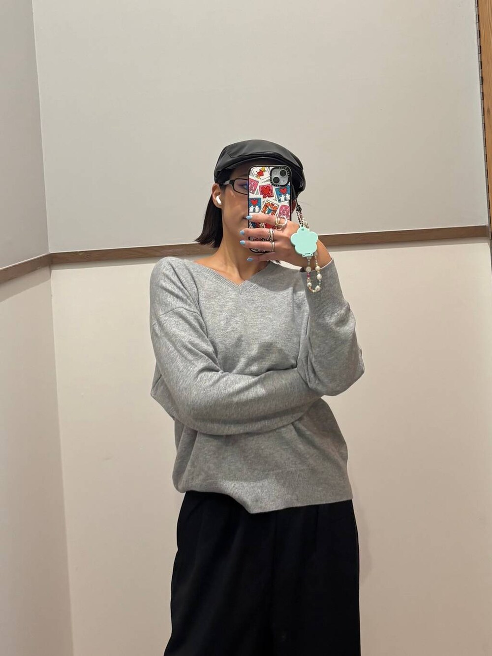 グレー系のニット/セーター、ブラック系のその他パンツを着用したレディースの冬コーディネートの4枚目の写真