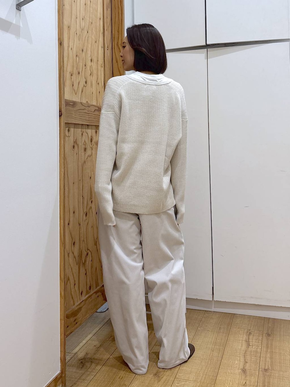 グレー系のその他パンツ、ベージュ系のニット/セーター、ブラウン系のブーツを着用したレディースの秋コーディネートの3枚目の写真