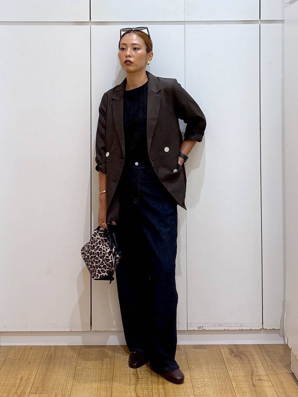 ブラウン系のローファー、その他のショルダーバッグ、ブラック系のTシャツ/カットソーを着用したレディースの夏コーディネートの3枚目の写真