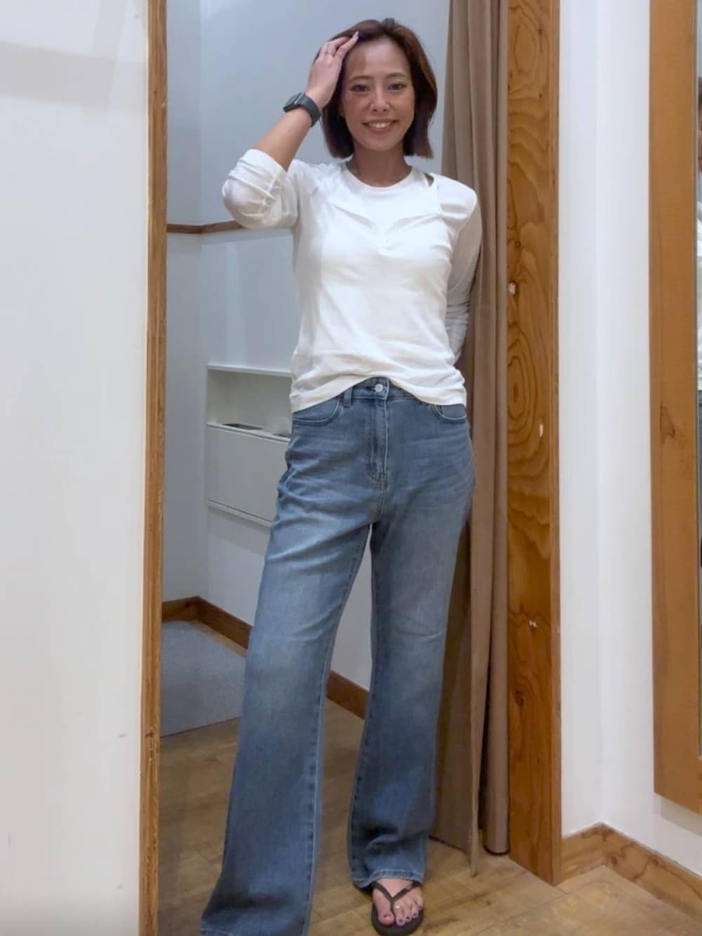 ホワイト系のTシャツ/カットソー、ブルー系のデニムパンツを着用したレディースの夏コーディネートの2枚目の写真