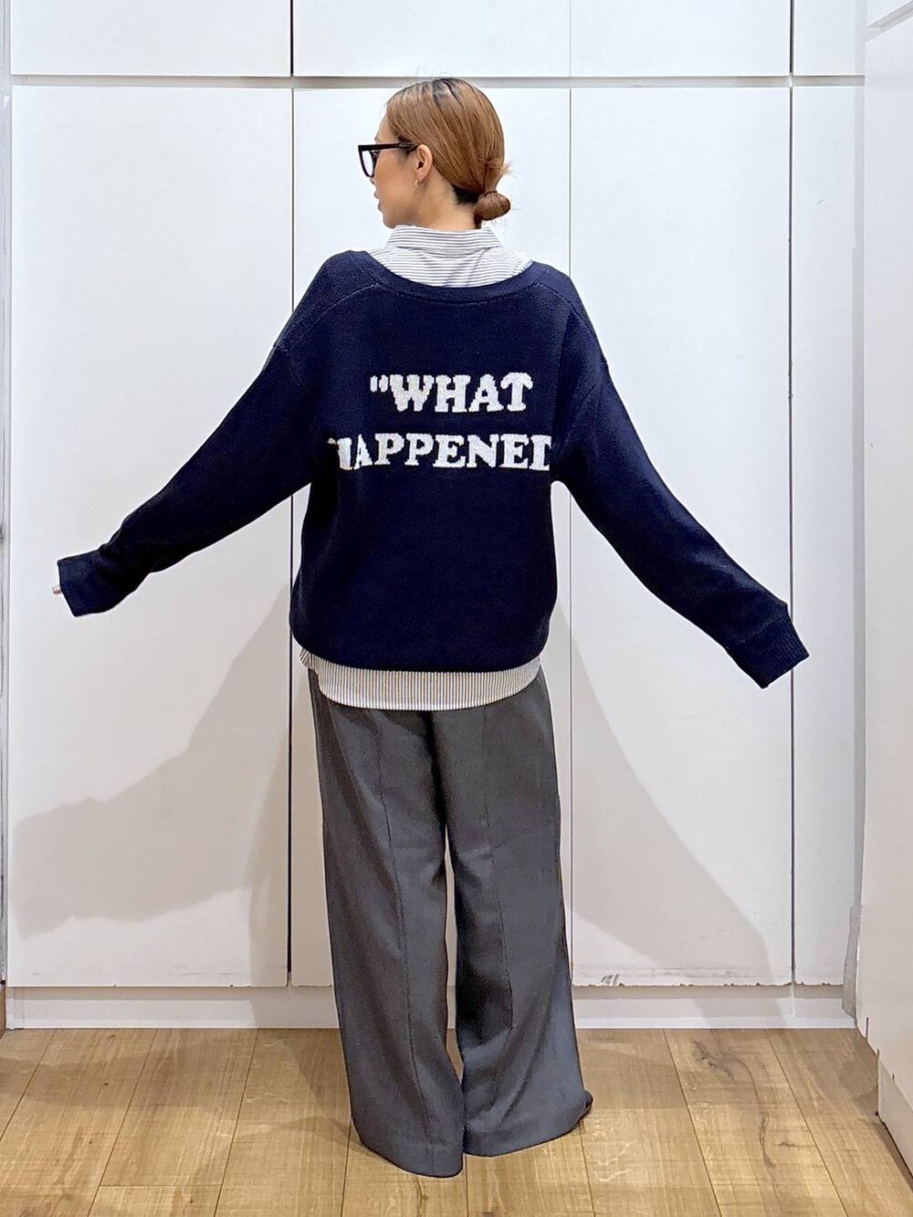 ブラック系のローファー、ブルー系のシャツ/ブラウス、グレー系のその他パンツを着用したレディースの秋コーディネートの2枚目の写真