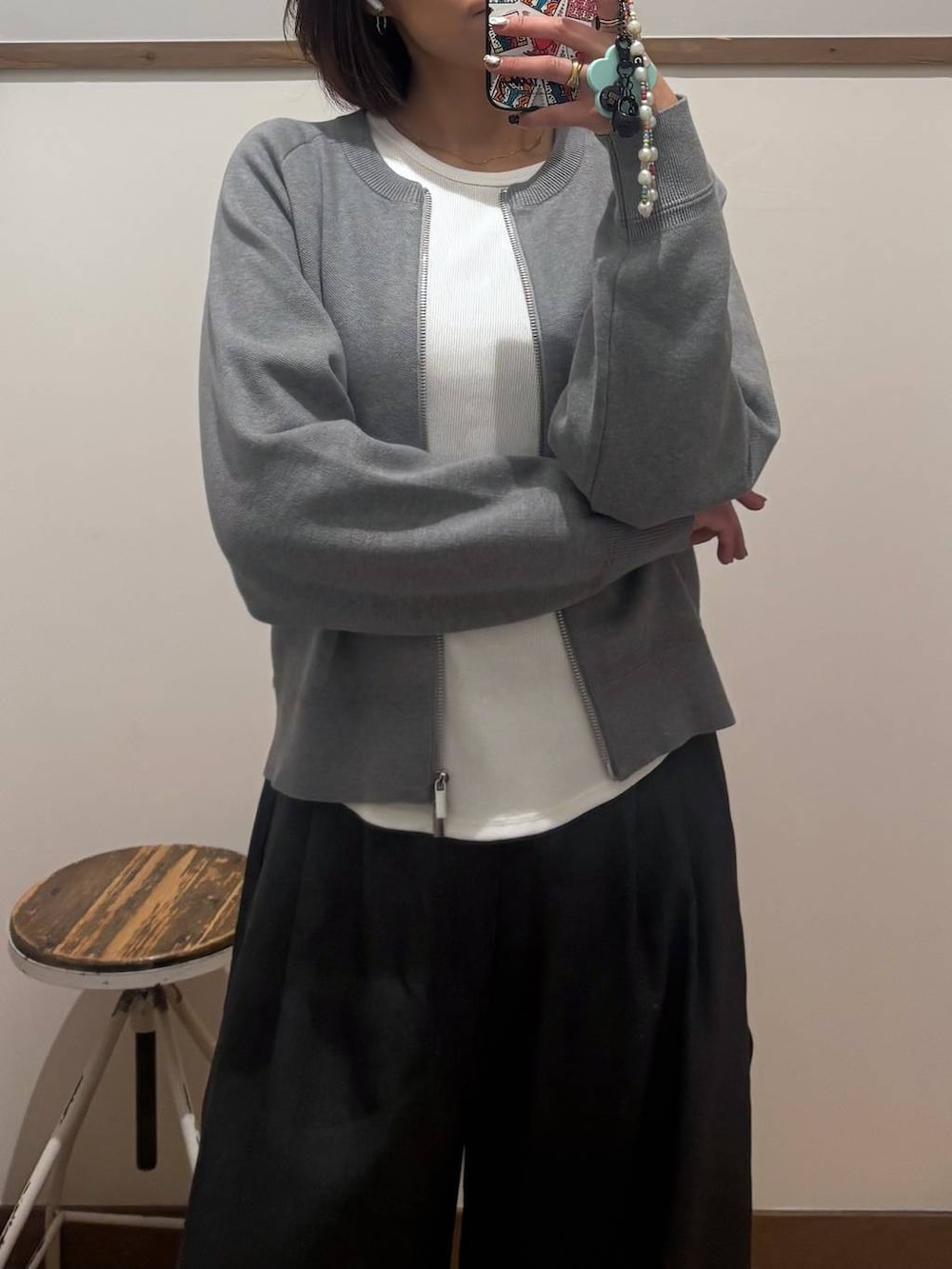 グレー系のその他パンツ、グレー系のカーディガン/ボレロ、シルバー系のピアス（両耳用）を着用したレディースの冬コーディネートの6枚目の写真