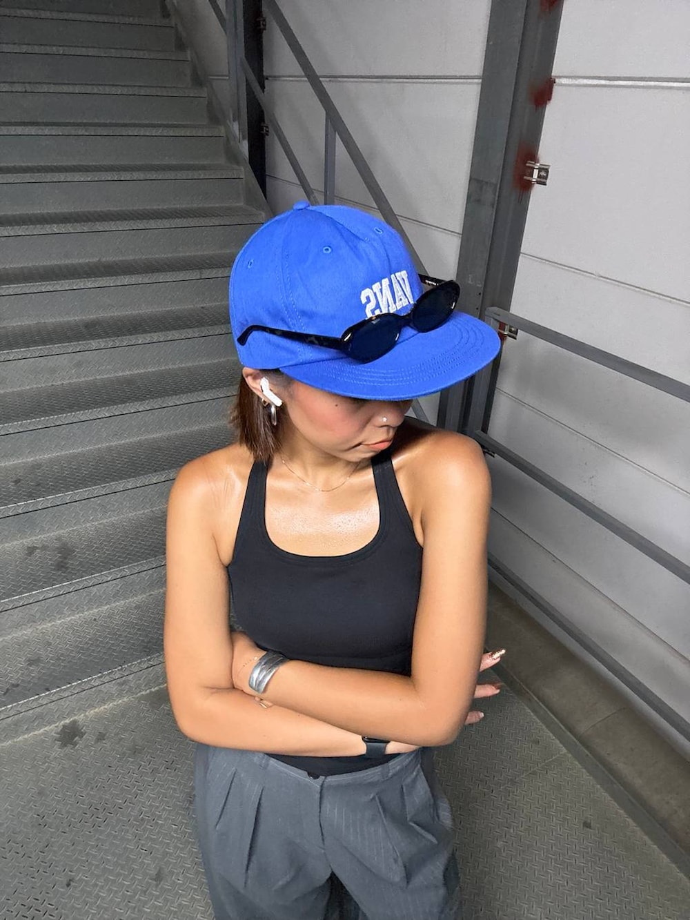 グレー系のその他パンツ、ブラック系のサンダルを着用したレディースの夏コーディネートの5枚目の写真