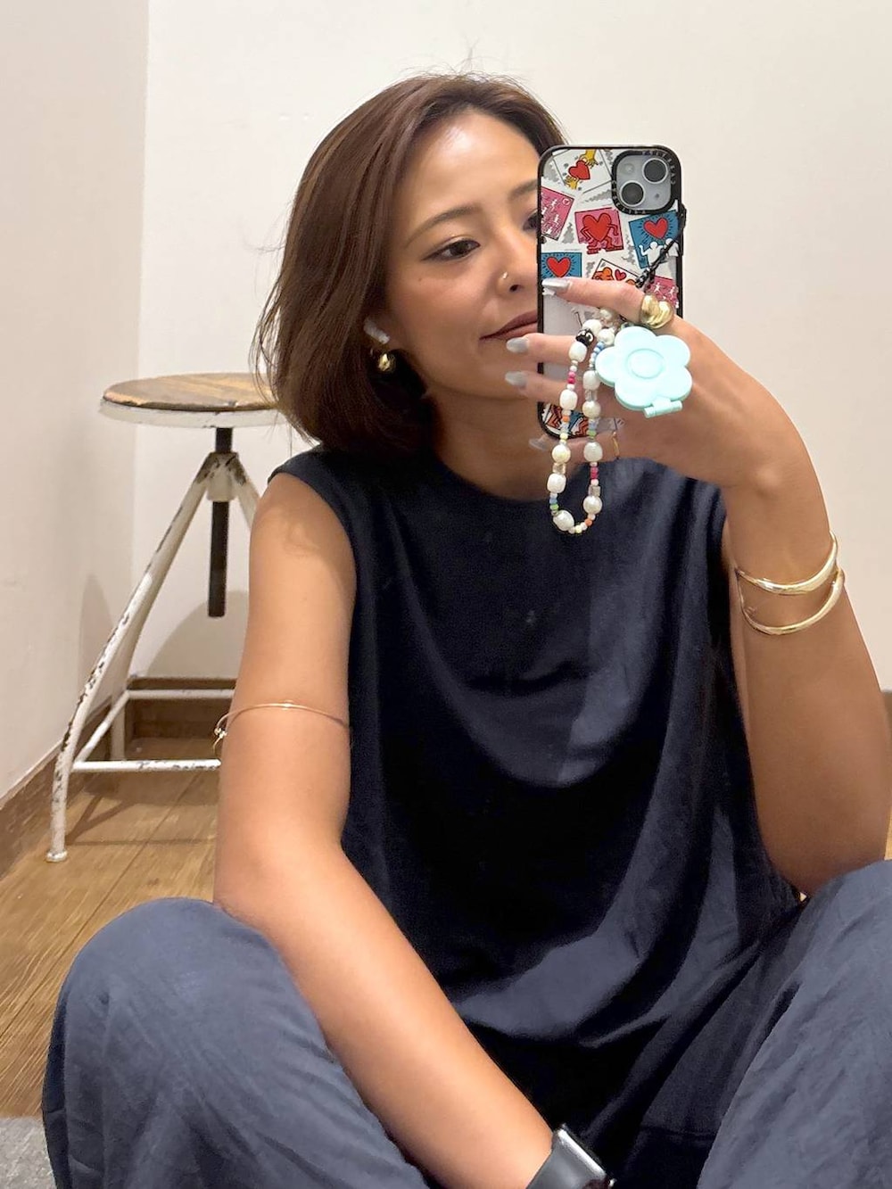 ブルー系のTシャツ/カットソー、ブルー系のその他パンツを着用したレディースの夏コーディネートの7枚目の写真