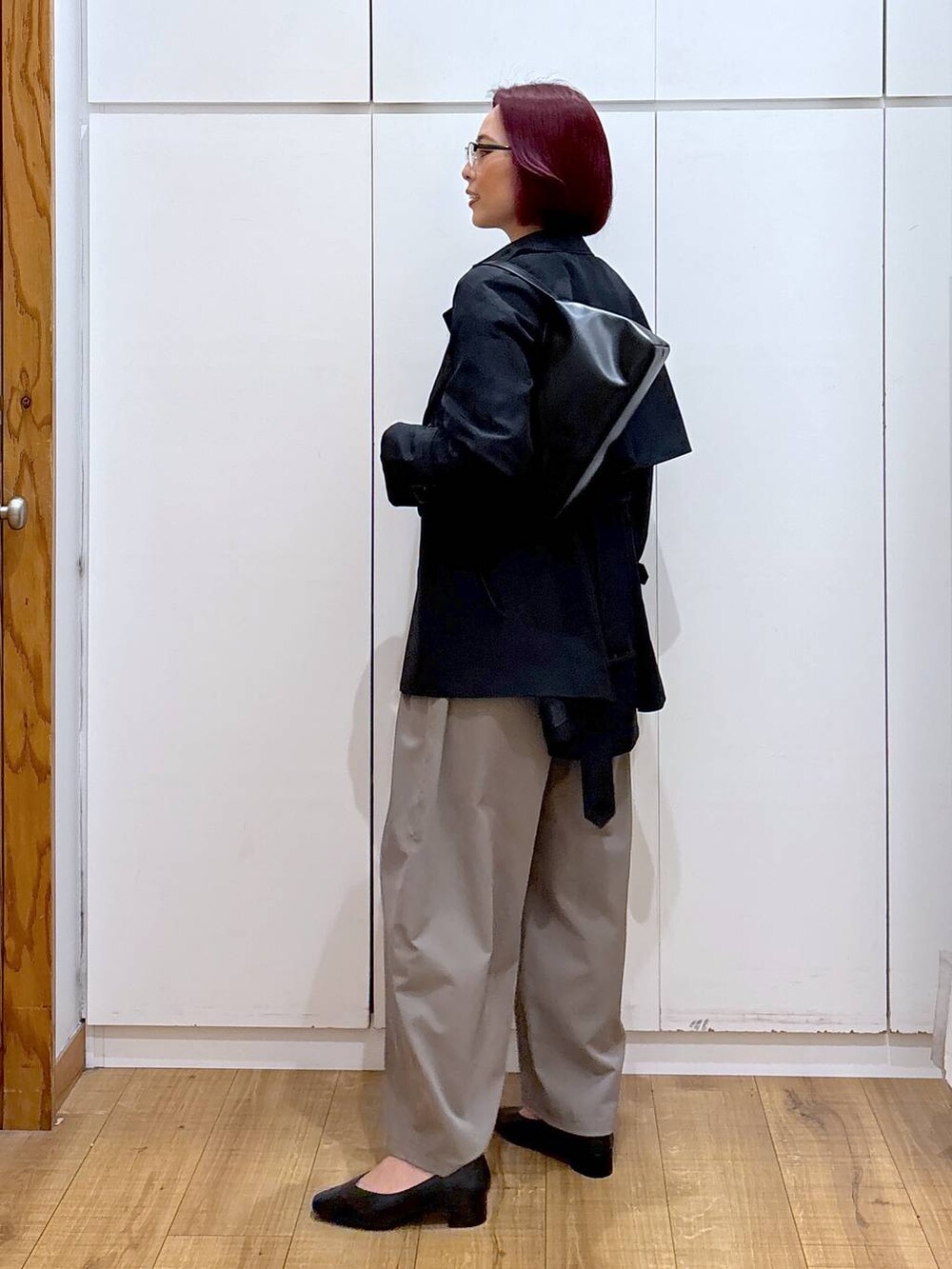 「ブラウス、体型カバー、GLOBAL WORK、トレンチコート、春コーデ、高見え、高身長、ママコーデ、骨格ストレート、着痩せ・細見え」|「GLOBAL WORKのお手入れらくらくパイピングブラウス/133611(シャツ/ブラウス、ホワイト系)」を使った、ココさん(レディース・165cm)の春コーディネートの3枚目の写真