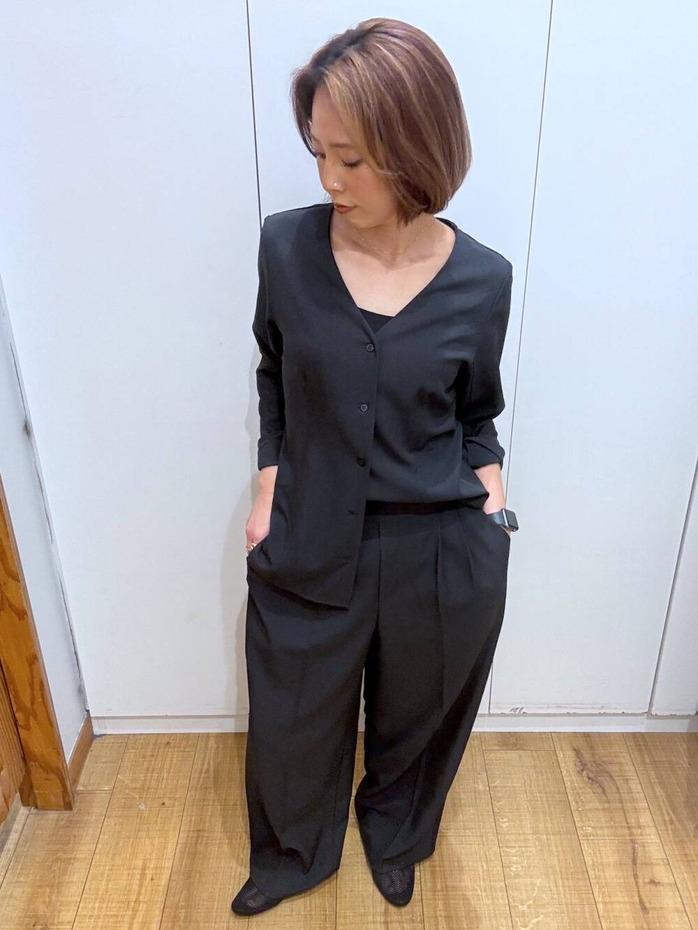 グレー系のパンプス、ブラック系のキャミソール、グレー系のカーディガン/ボレロを着用したレディースの春コーディネートの2枚目の写真