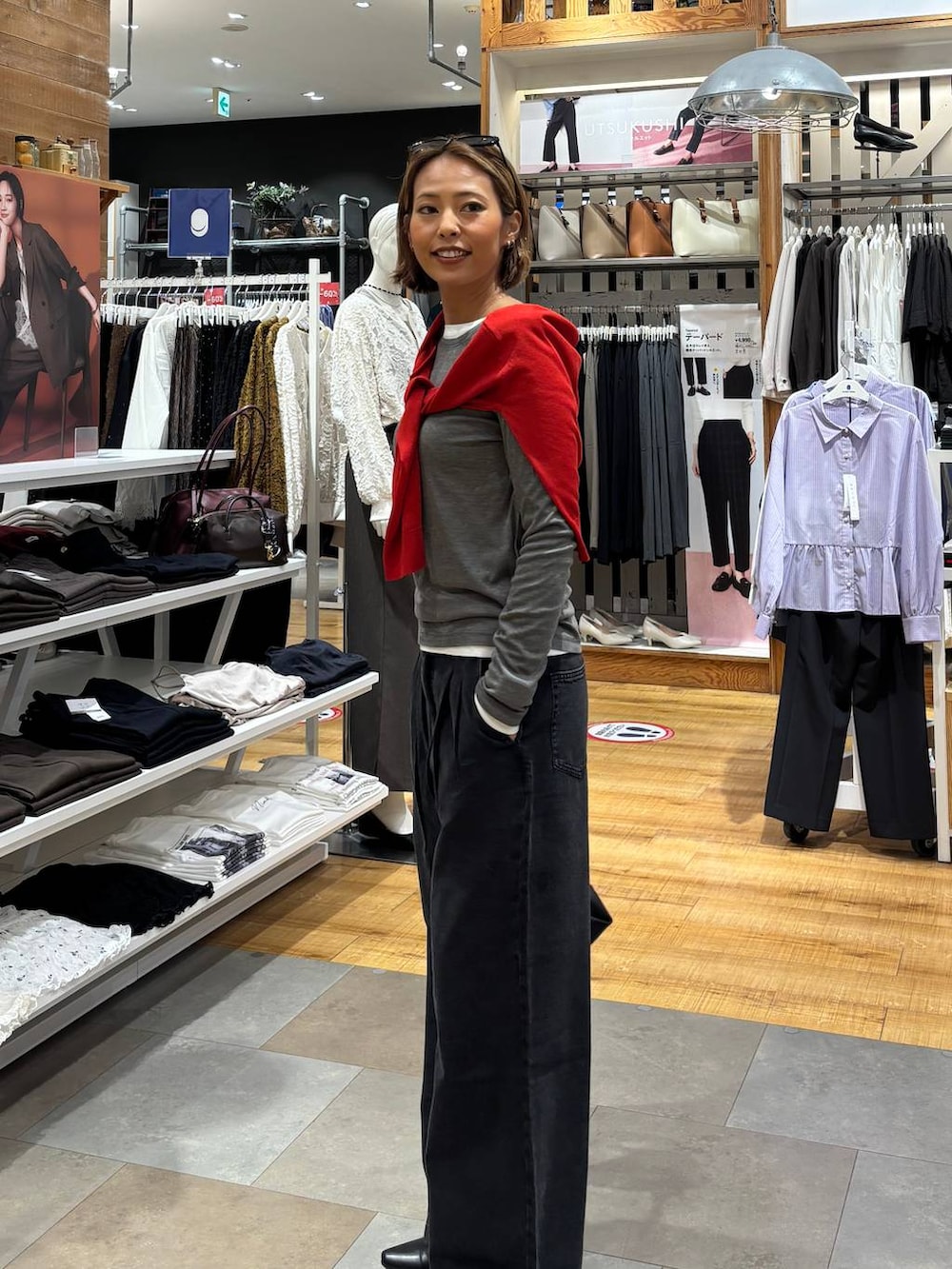 ブラック系のその他シューズ、レッド系のカーディガン/ボレロ、ホワイト系のTシャツ/カットソーを着用したレディースの秋コーディネートの7枚目の写真