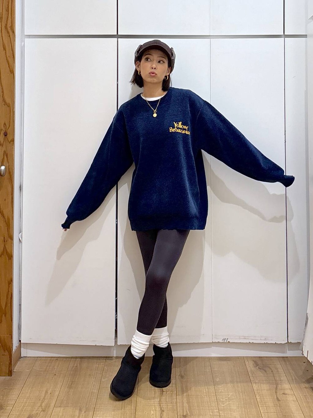 ブラック系のショルダーバッグ、ベージュ系のブルゾン、ホワイト系のTシャツ/カットソーを着用したレディースの冬コーディネートの5枚目の写真