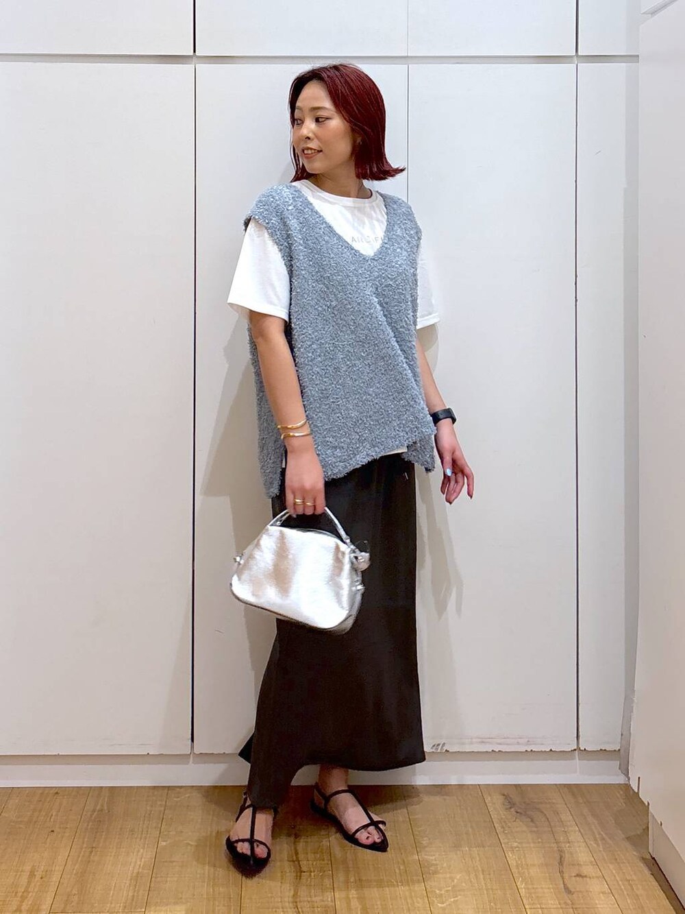 「体型カバー、高見え、高身長、ママコーデ、骨格ストレート、GLOBAL WORK、着痩せ・細見え」｜「GLOBAL WORKのスペ軽お財布ショルダー/132336（ショルダーバッグ、シルバー系）」を使った、ココさん（レディース・165cm）の春コーディネートの3枚目の写真