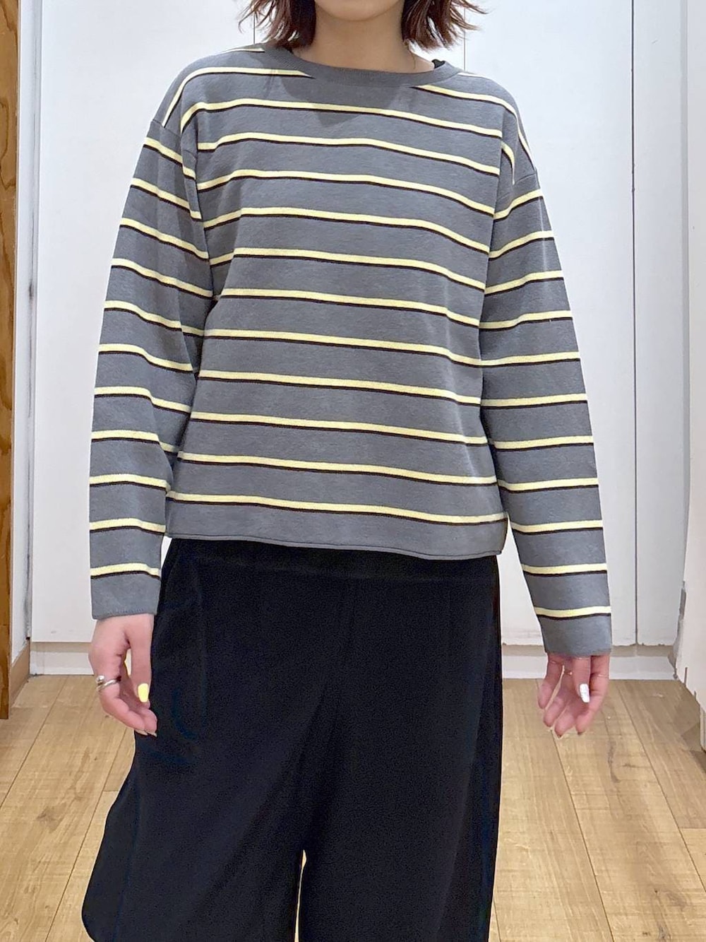 グレー系のニット/セーター、ブラック系のその他パンツを着用したレディースの春コーディネートの4枚目の写真