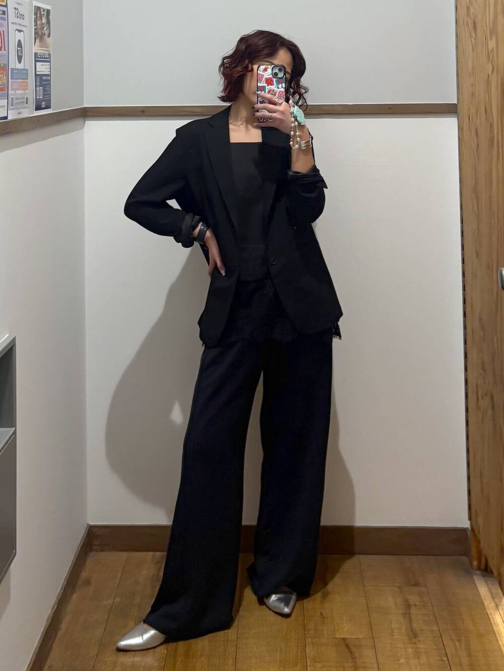 ブラック系のテーラードジャケット、ブラック系のスウェットパンツ、ブラック系のキャミソールを着用したレディースの春コーディネートの2枚目の写真