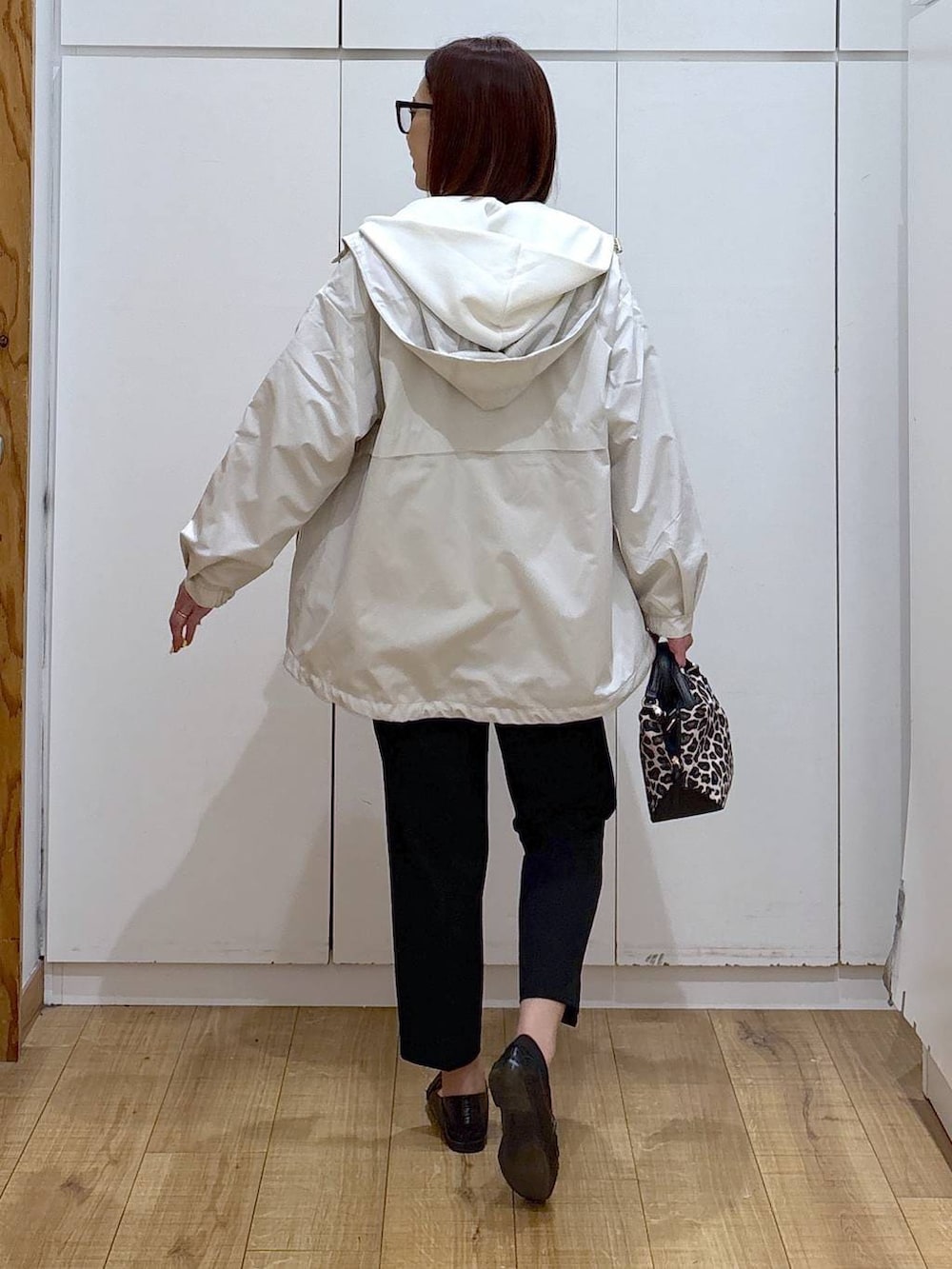 ブラック系のローファー、その他のショルダーバッグ、ホワイト系のパーカーを着用したレディースの春コーディネートの5枚目の写真