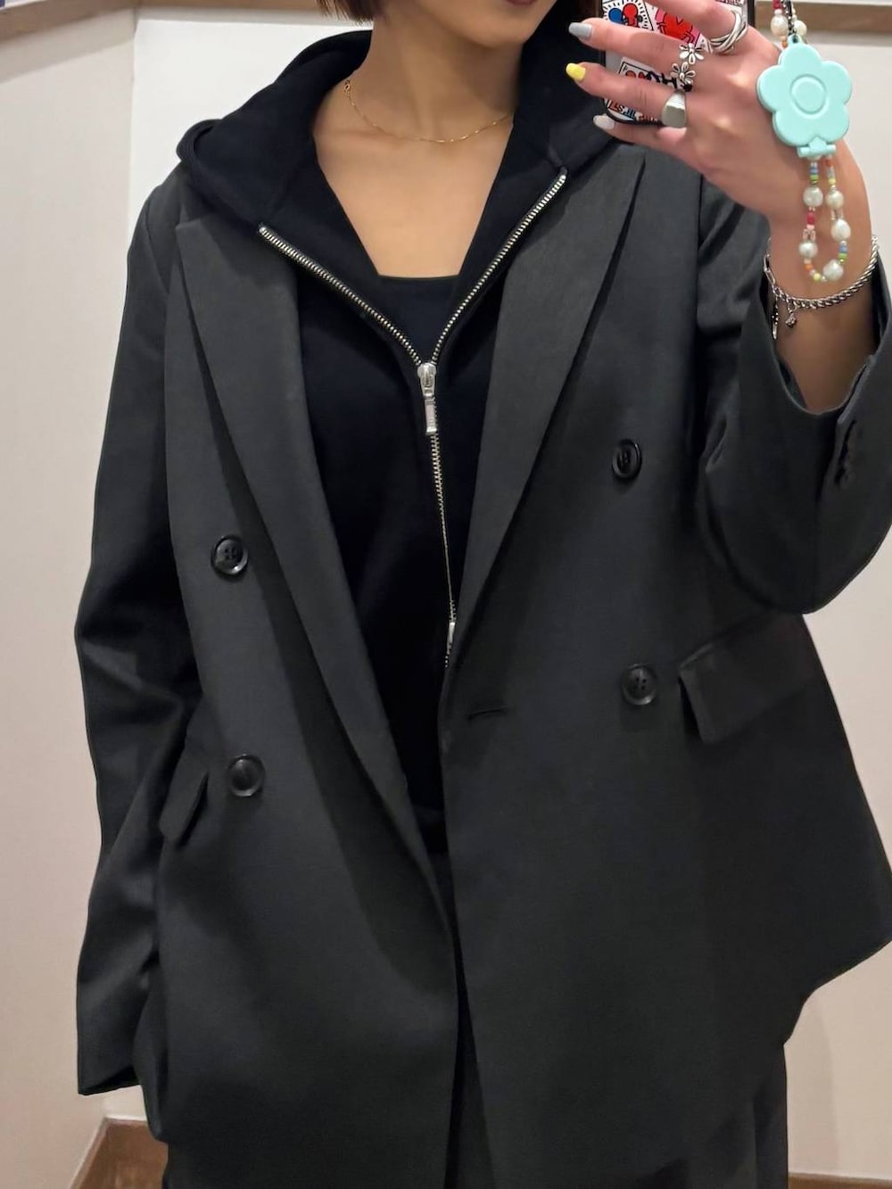 グレー系のテーラードジャケット、ブラック系のキャミソール、グレー系のその他パンツを着用したレディースの春コーディネートの3枚目の写真