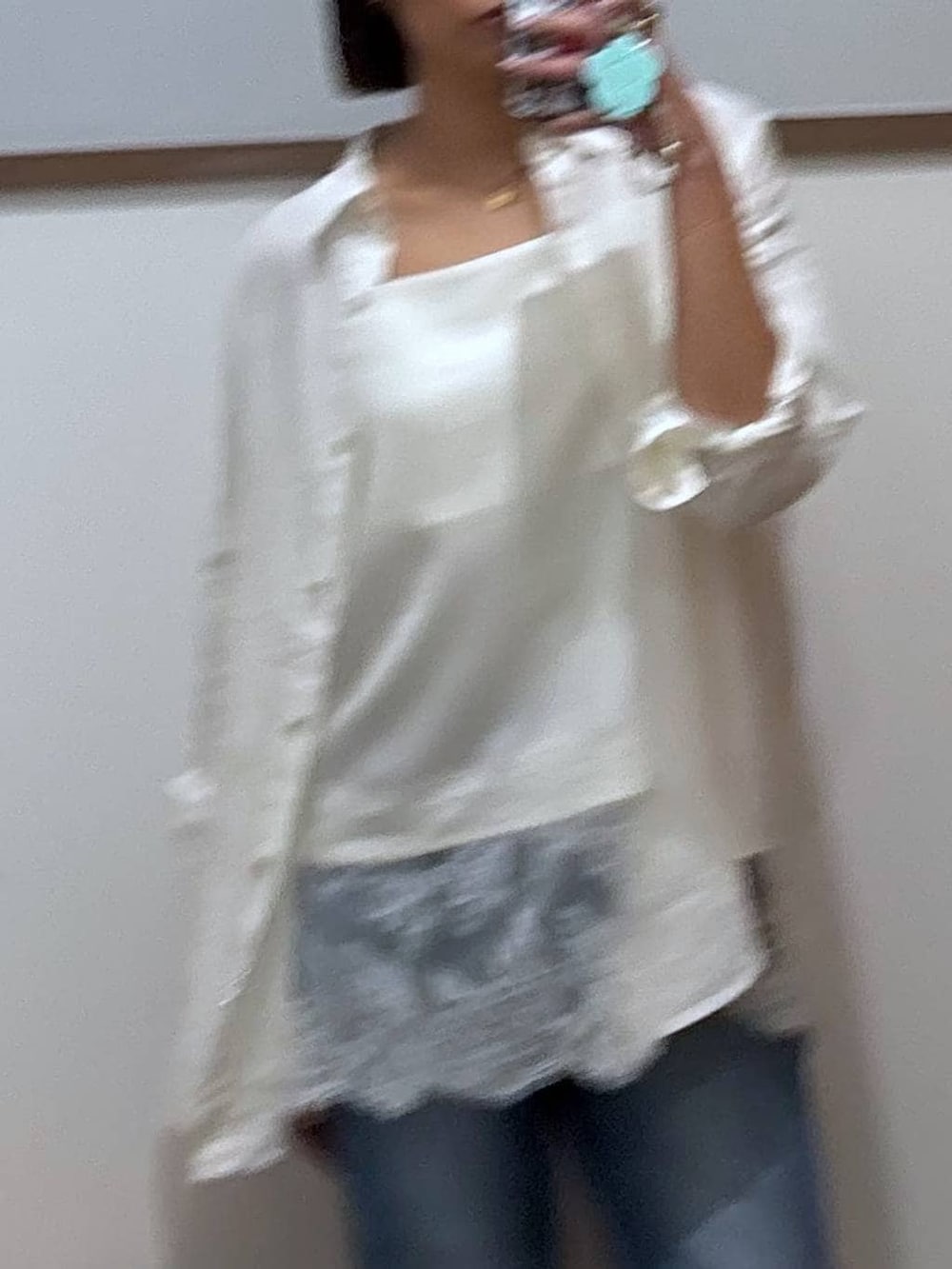 ホワイト系のシャツ/ブラウス、ホワイト系のキャミソール、ゴールド系のネックレスを着用したレディースの春コーディネートの5枚目の写真