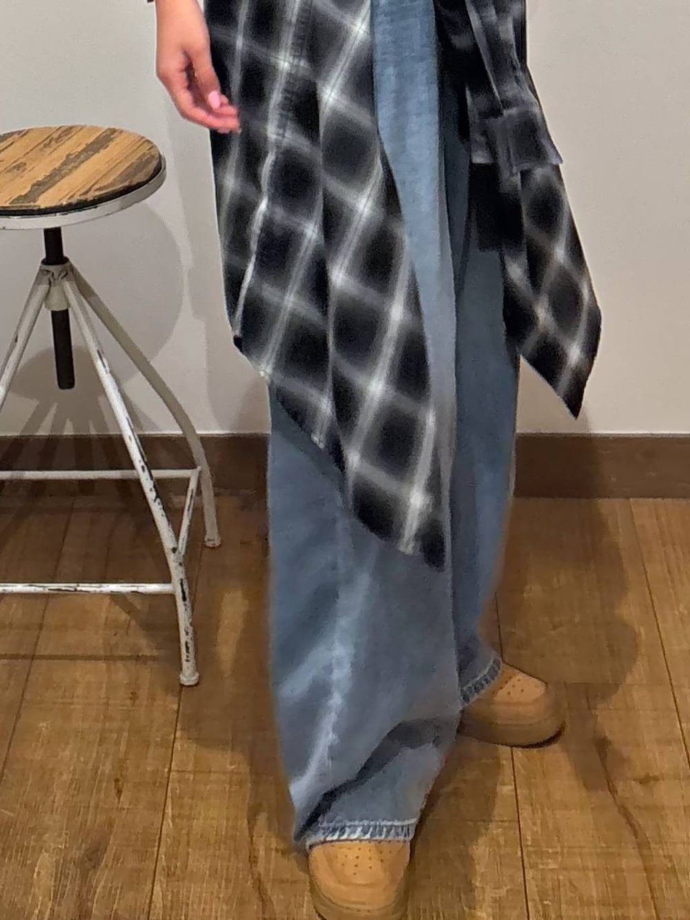 ブルー系のデニムパンツ、ブラック系のTシャツ/カットソーを着用したレディースの春コーディネートの6枚目の写真