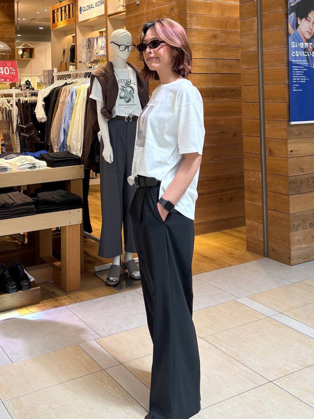 ブラック系のローファー、ブラック系のその他パンツ、ホワイト系のTシャツ/カットソーを着用したレディースの春コーディネートの7枚目の写真