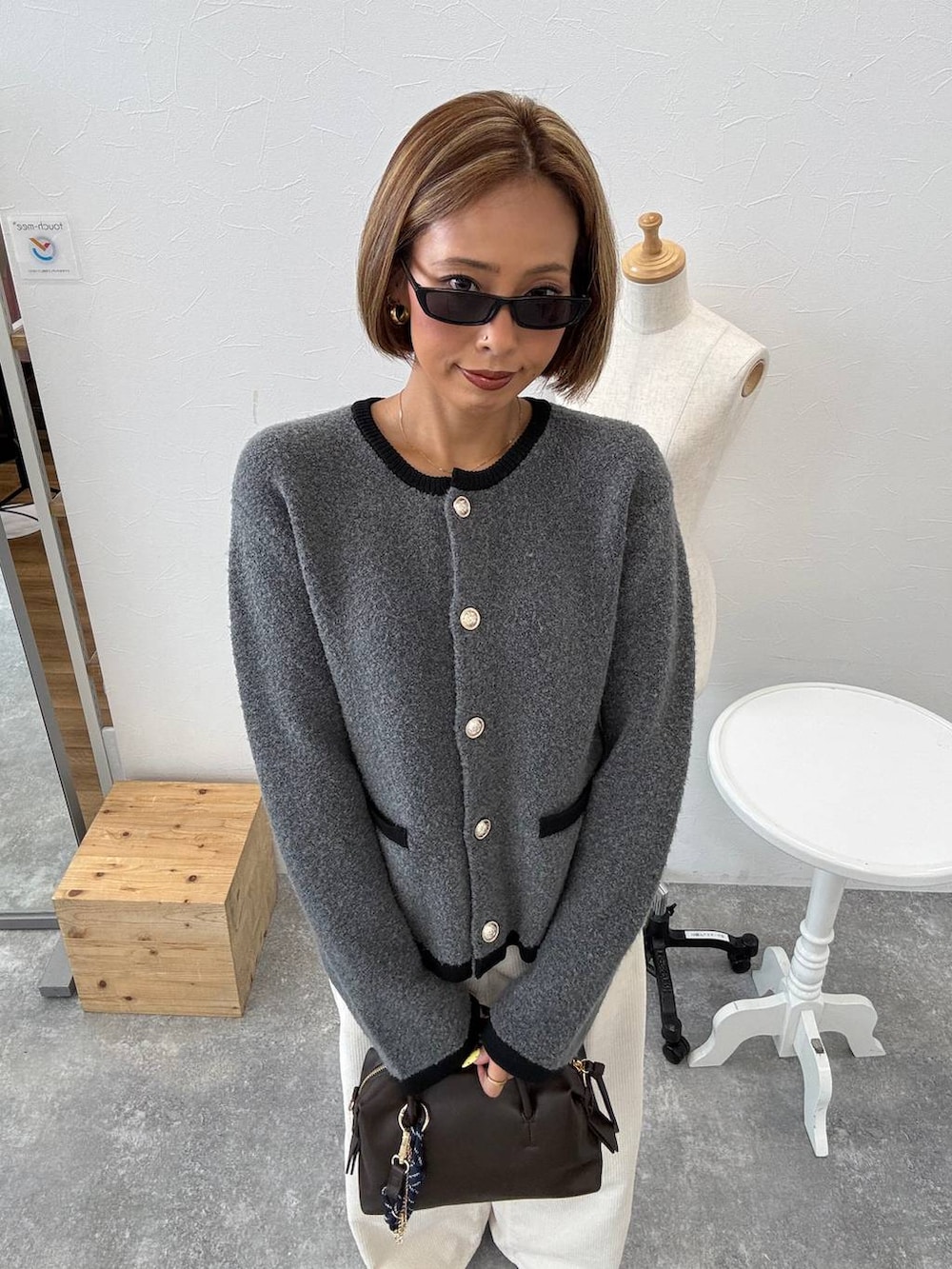 ホワイト系のその他パンツ、グレー系のノーカラージャケット、ブラウン系のボストンバッグを着用したレディースの秋コーディネートの4枚目の写真