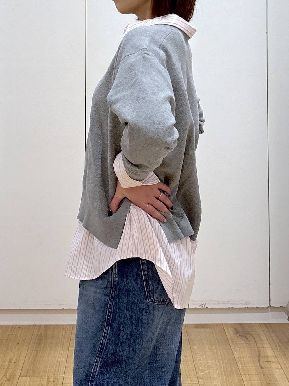 ブラック系のローファー、ピンク系のシャツ/ブラウス、ブルー系のデニムパンツを着用したレディースの冬コーディネートの6枚目の写真