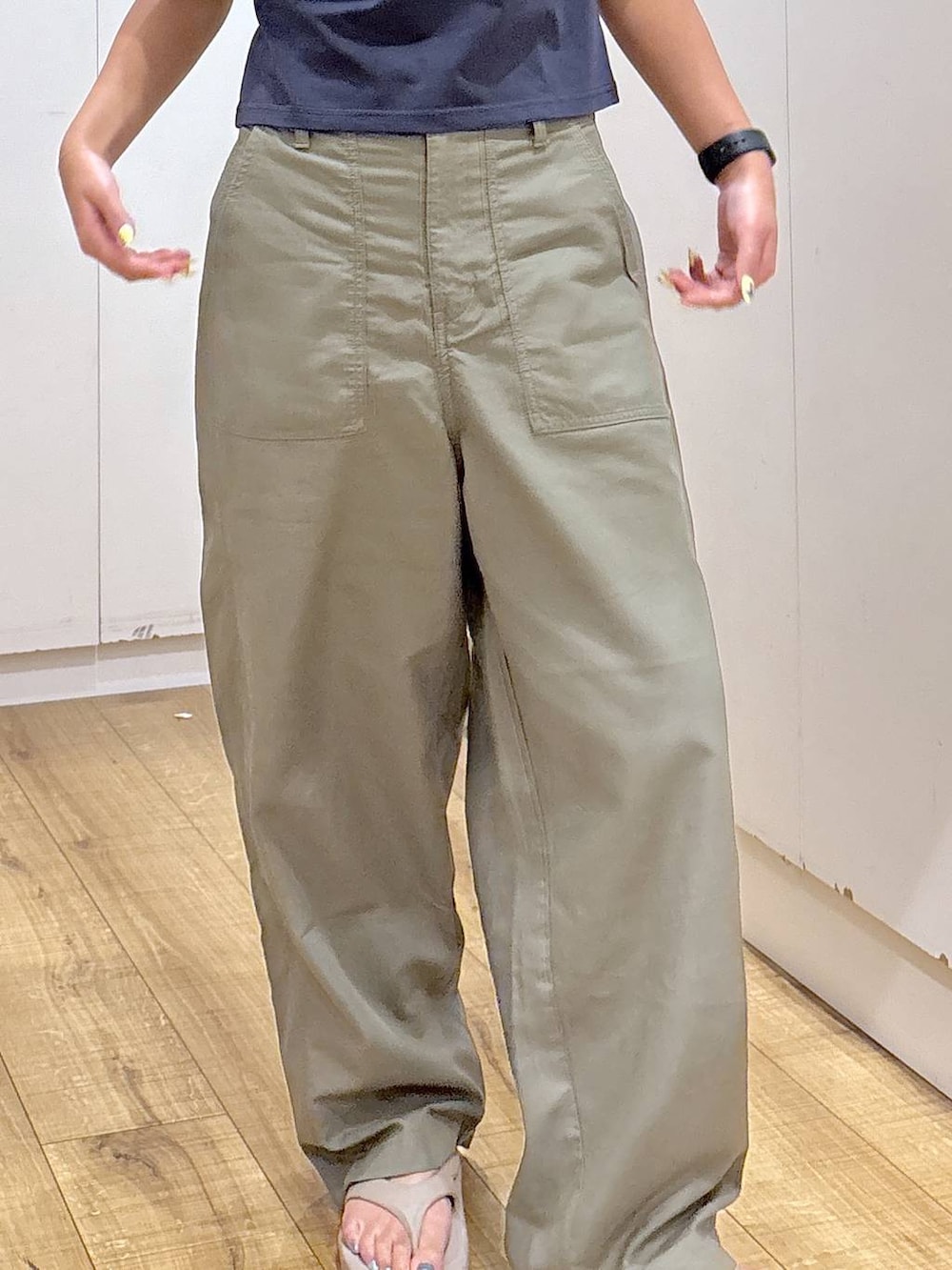 グリーン系のその他パンツ、ベージュ系のサンダル、ブルー系のTシャツ/カットソーを着用したレディースの夏コーディネートの5枚目の写真