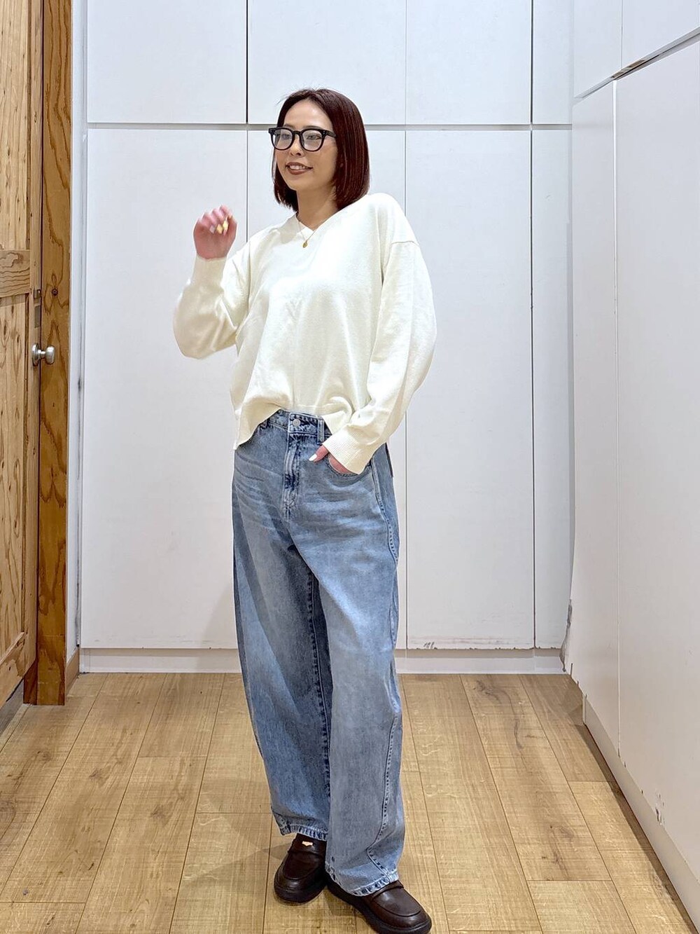 その他のショルダーバッグ、ブルー系のデニムパンツ、ベージュ系のステンカラーコートを着用したレディースの春コーディネートの6枚目の写真