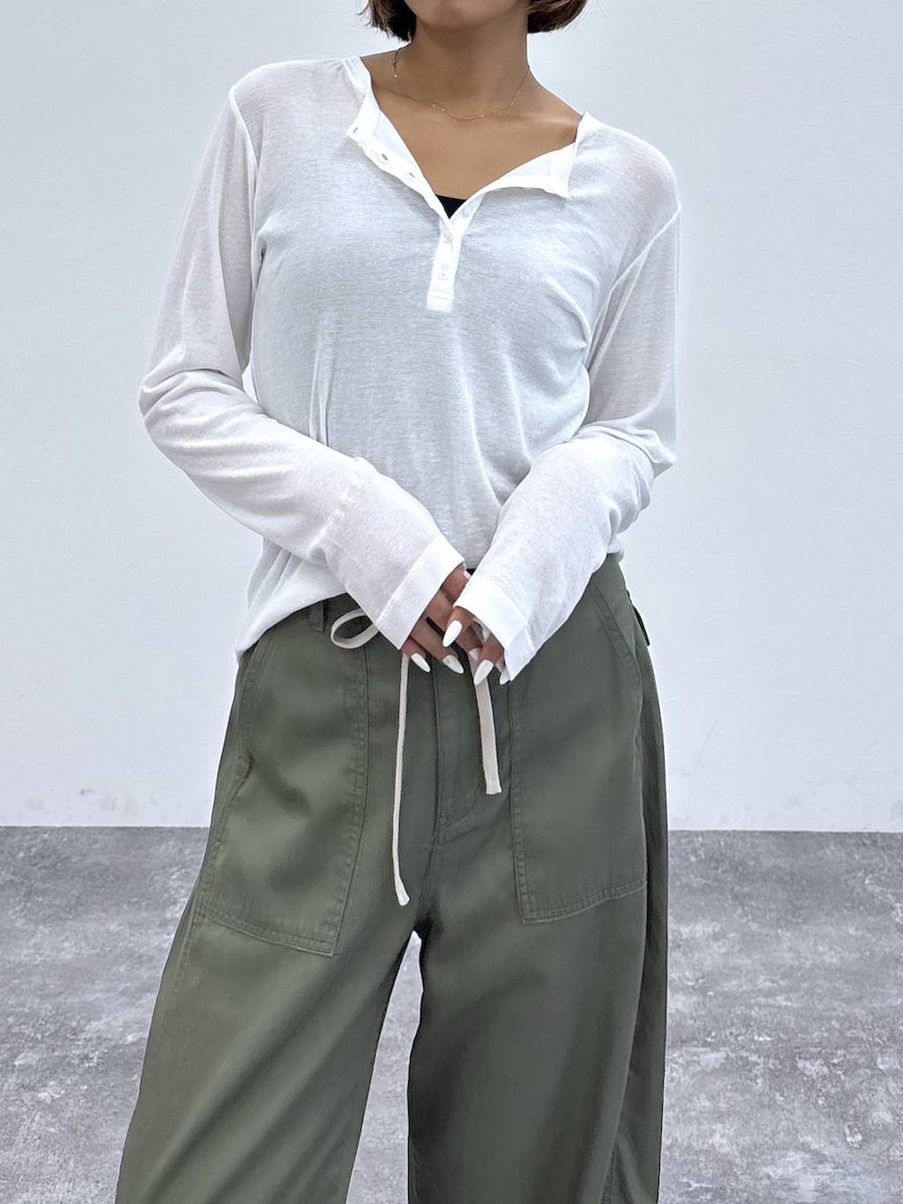 ホワイト系のTシャツ/カットソー、ブラック系のキャミソール、グリーン系のその他パンツを着用したレディースの夏コーディネートの2枚目の写真
