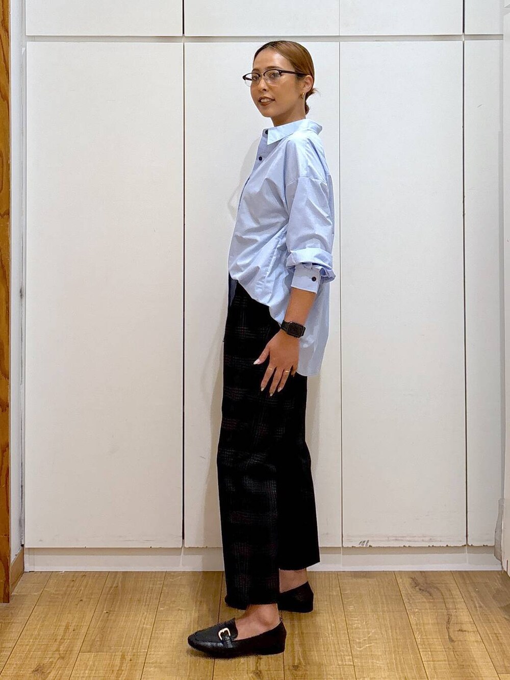 ブラック系のローファー、ブラック系のキャミソール、ブルー系のその他パンツを着用したレディースの秋コーディネートの4枚目の写真