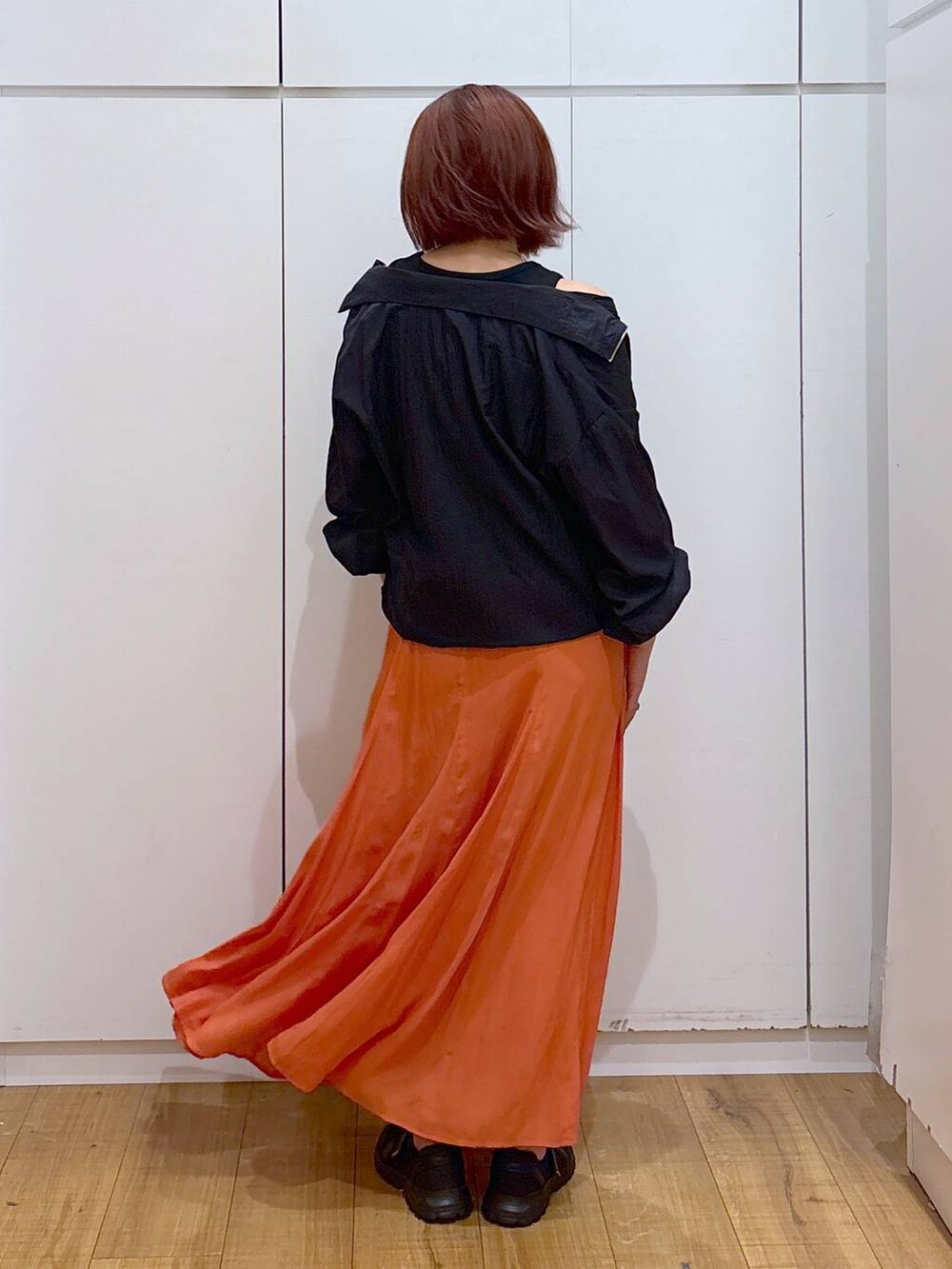 「高身長、高見え、体型カバー、ママコーデ、骨格ストレート、GLOBAL WORK、着痩せ・細見え」｜「GLOBAL WORKのエアかるクッションベルトスニーカー/102313（スニーカー、ブラック系）」を使った、ココさん（レディース・165cm）の春コーディネートの4枚目の写真