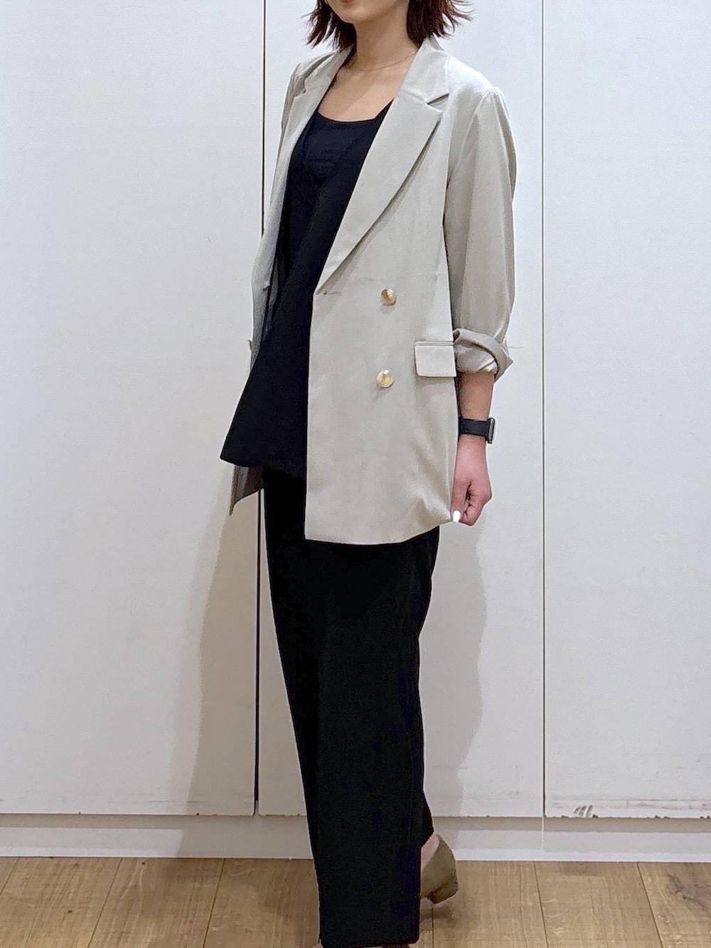 ベージュ系のパンプス、ベージュ系のテーラードジャケット、ブラック系のセットアップを着用したレディースの春コーディネートの3枚目の写真