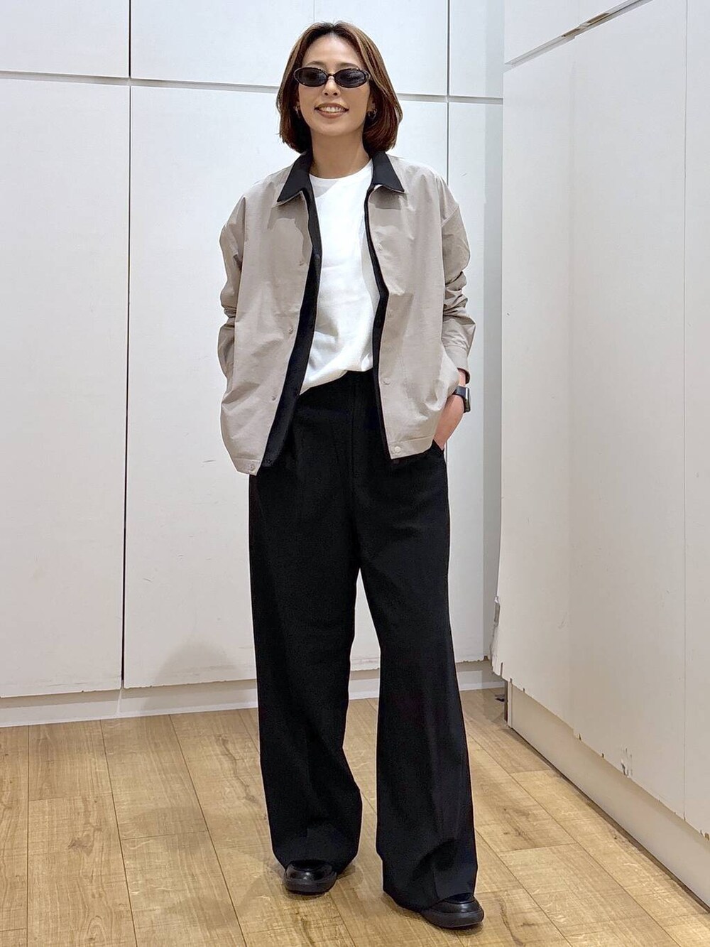 ブラック系のその他パンツ、ブラック系のブルゾン、ベージュ系のブルゾンを着用したレディースの春コーディネートの2枚目の写真